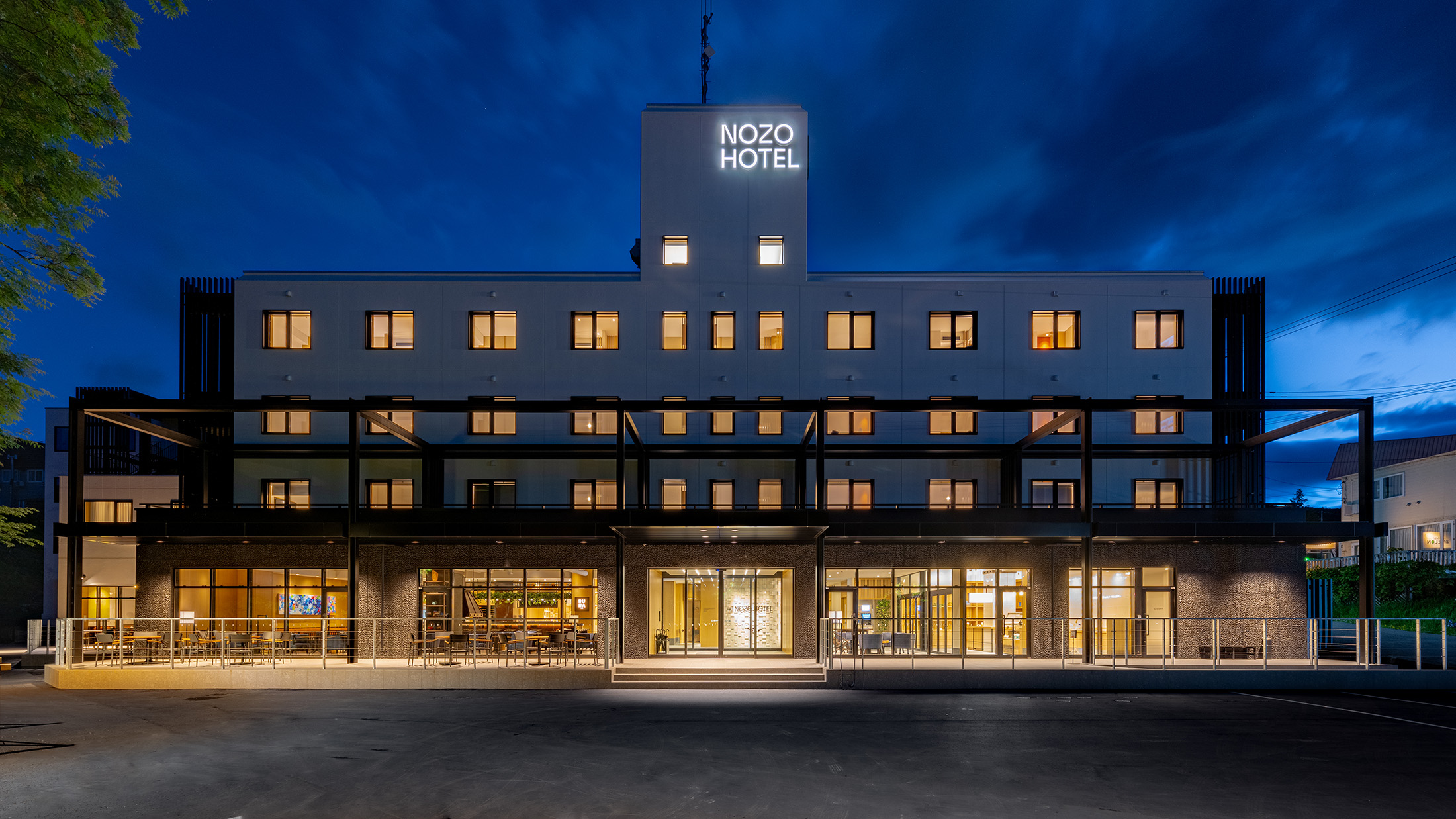 Nozo Hotel坐落富良野北之峰區核心地段，以低調現代的建築語彙融入當地的自然景觀。（Nozo Hotel提供）
