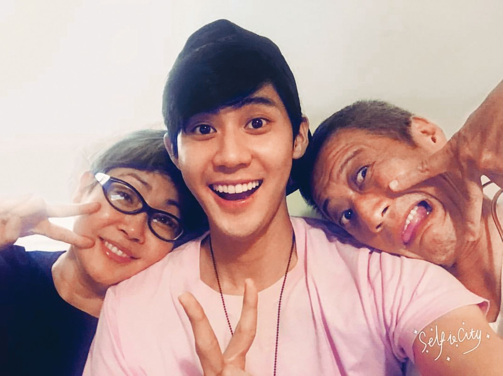 李玉璽（中）和資深音樂人爸爸李亞明（右）、媽媽（左）感情很好；但面對兒子娶媳婦，李媽媽一開始抱持反對態度。（翻攝自李玉璽臉書）