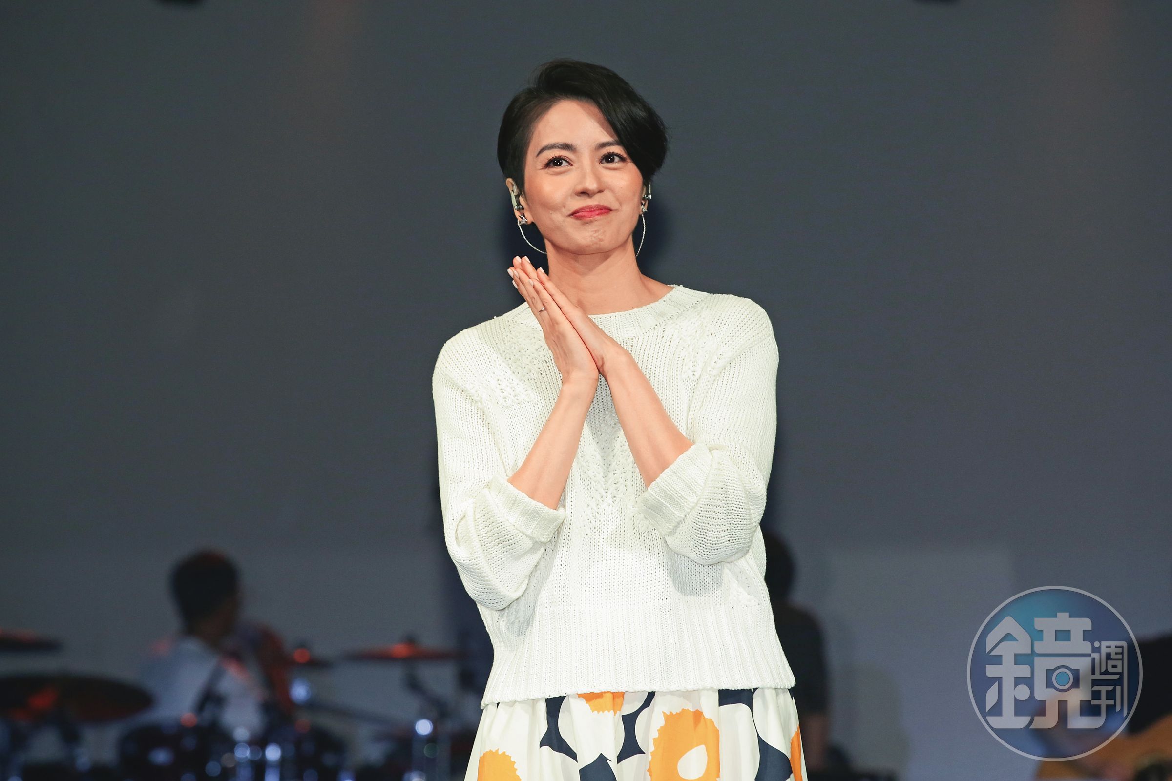 48歲的梁詠琪擺出這種少女心滿滿的Pose,「想揍人指數」好像沒有很高。