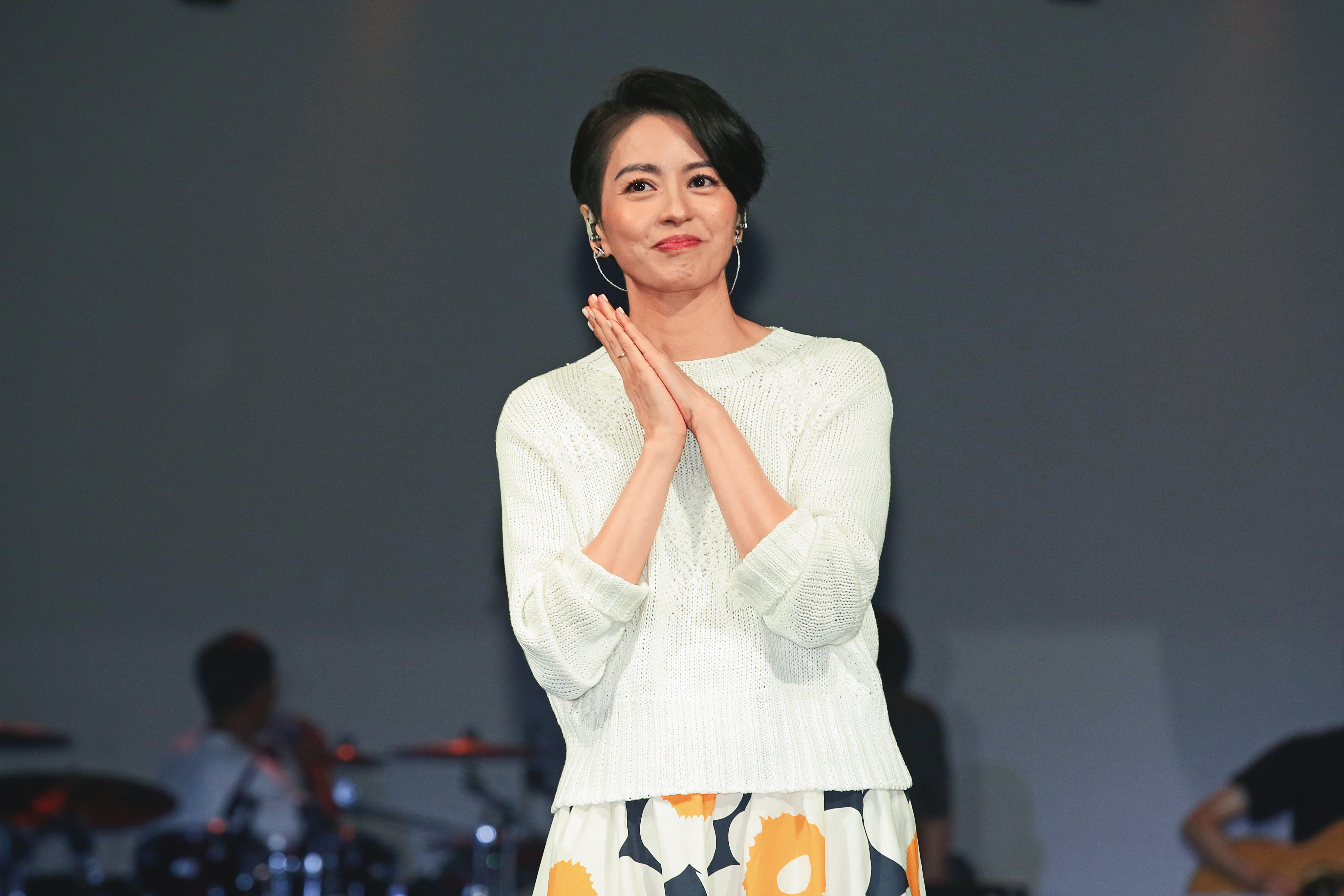 48歲的梁詠琪擺出這種少女心滿滿的Pose，「想揍人指數」好像沒有很高。