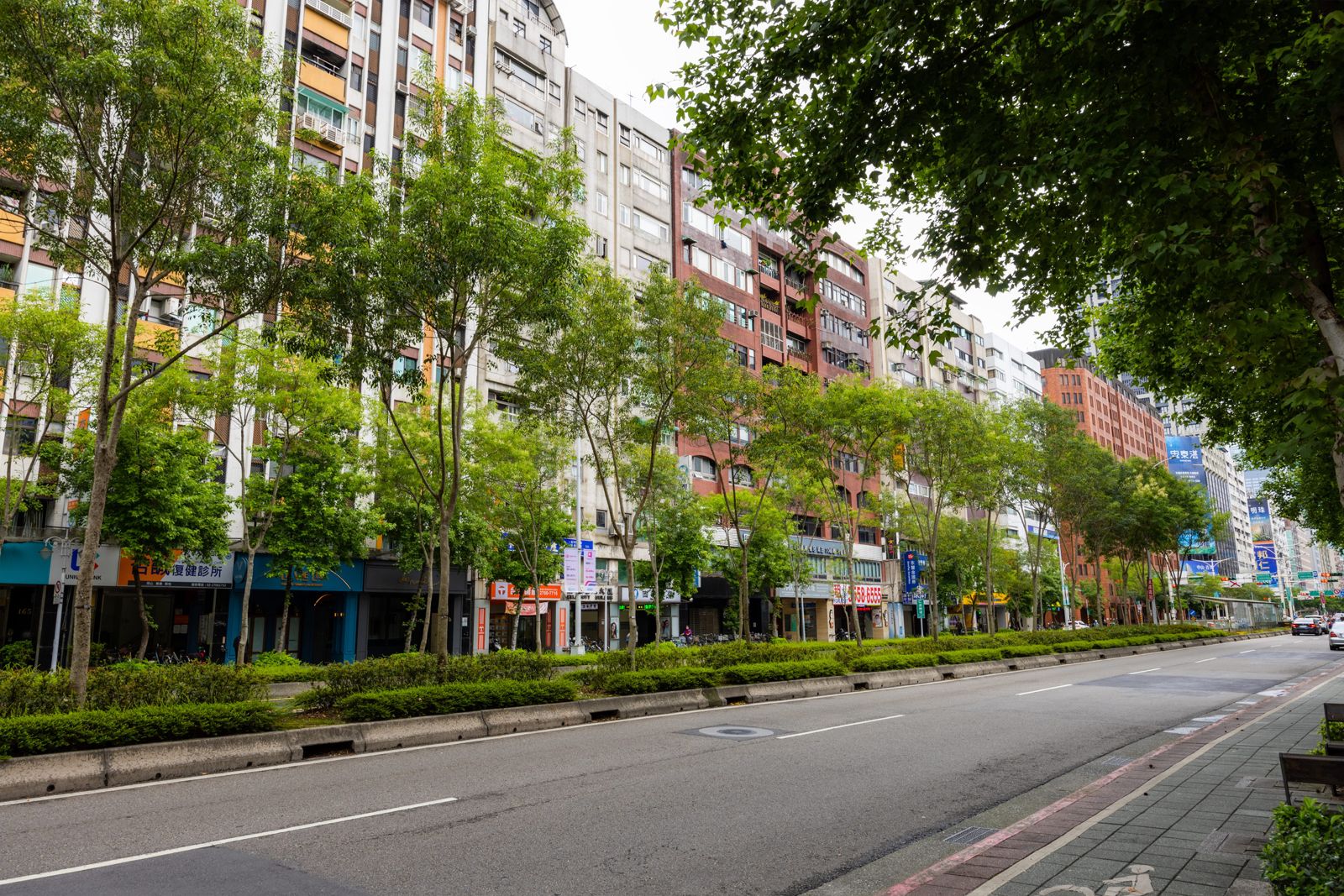 台北市不少屋齡較高的老公寓，近年因水電、防水與管線更新等翻修需求增加，也讓裝潢與修繕成本成為不少雙薪在購屋時的重要考量。（123圖庫）