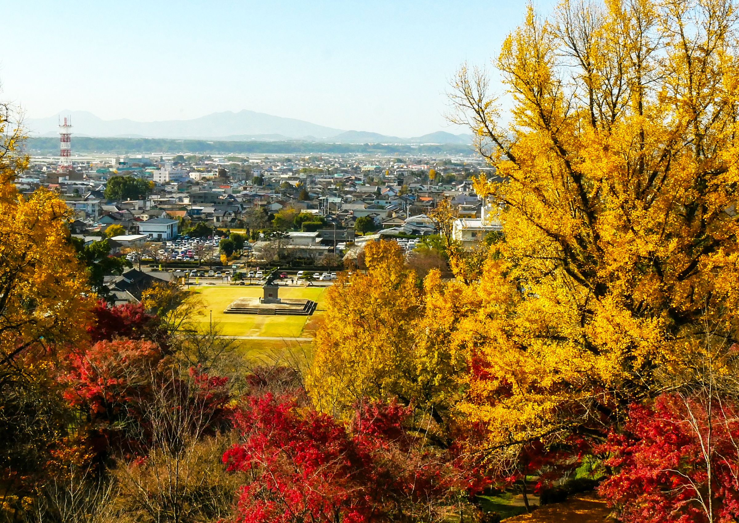 菊池公園是賞楓、賞櫻熱門勝地，健行登高俯瞰療癒市景。（熊本縣菊池市提供）