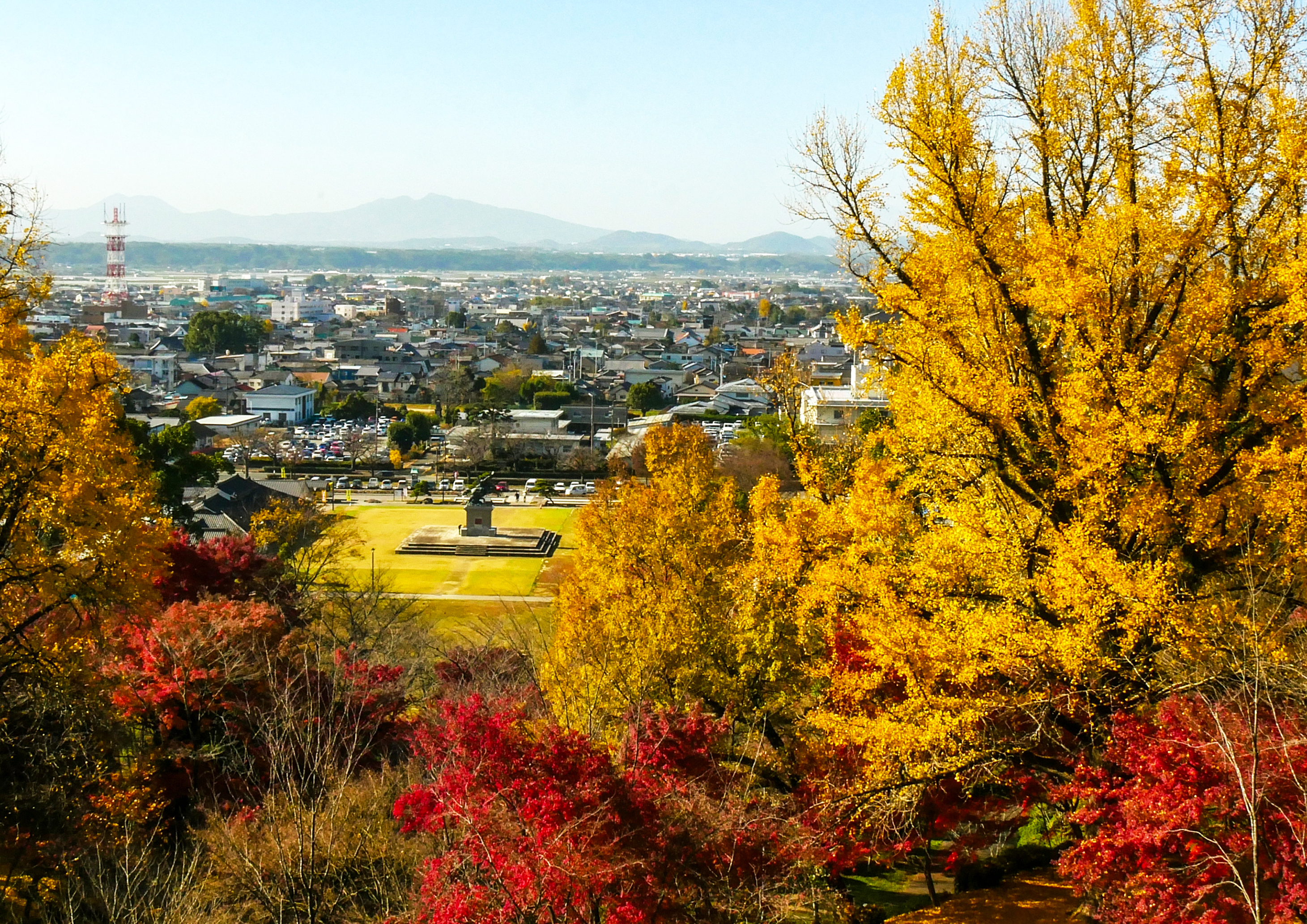 菊池公園是賞楓、賞櫻熱門勝地，健行登高俯瞰療癒市景。（熊本縣菊池市提供）
