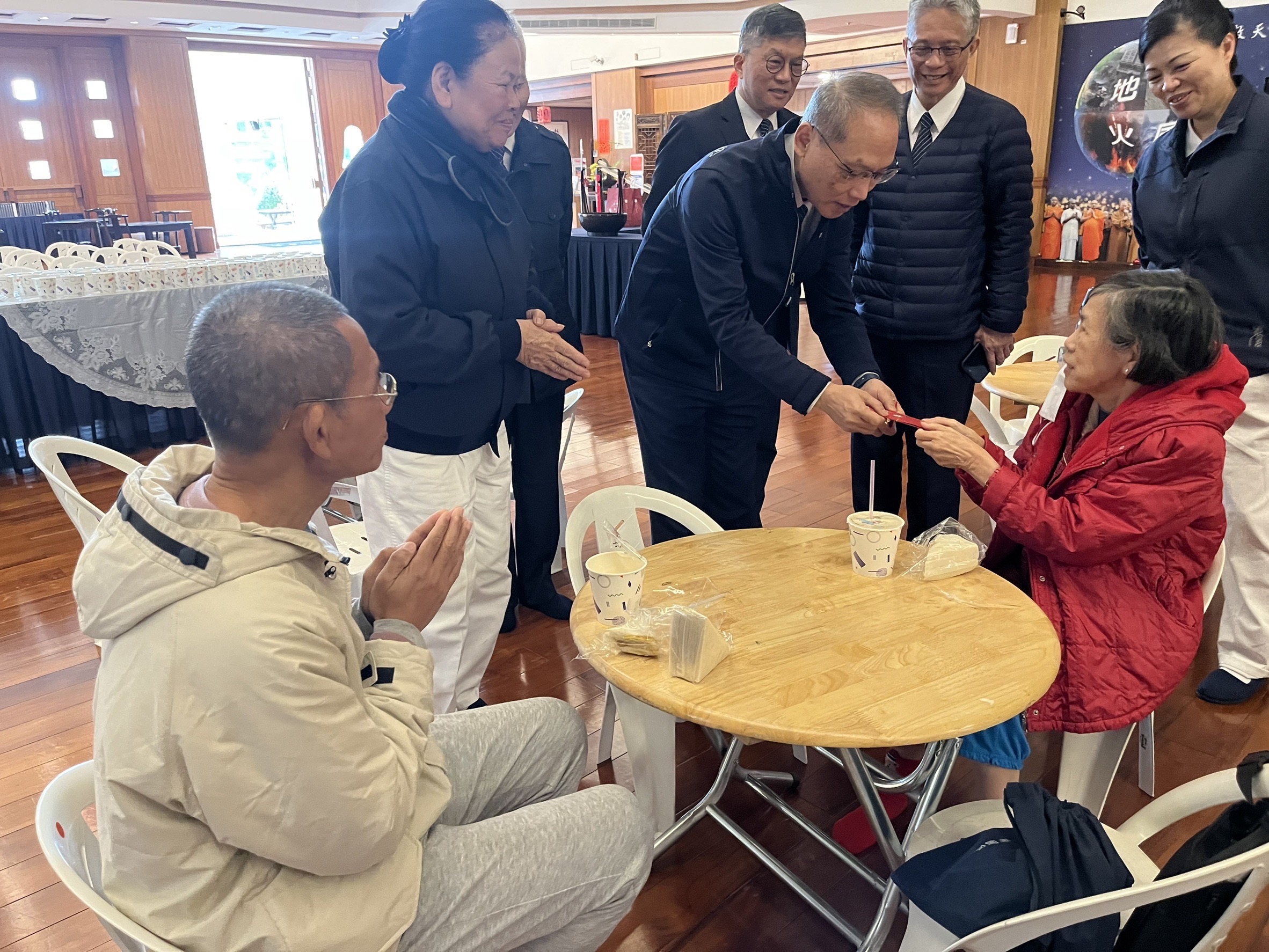 慈濟志工關懷三重民宅倒塌的56戶受災戶、安置102人。（慈濟基金會提供）