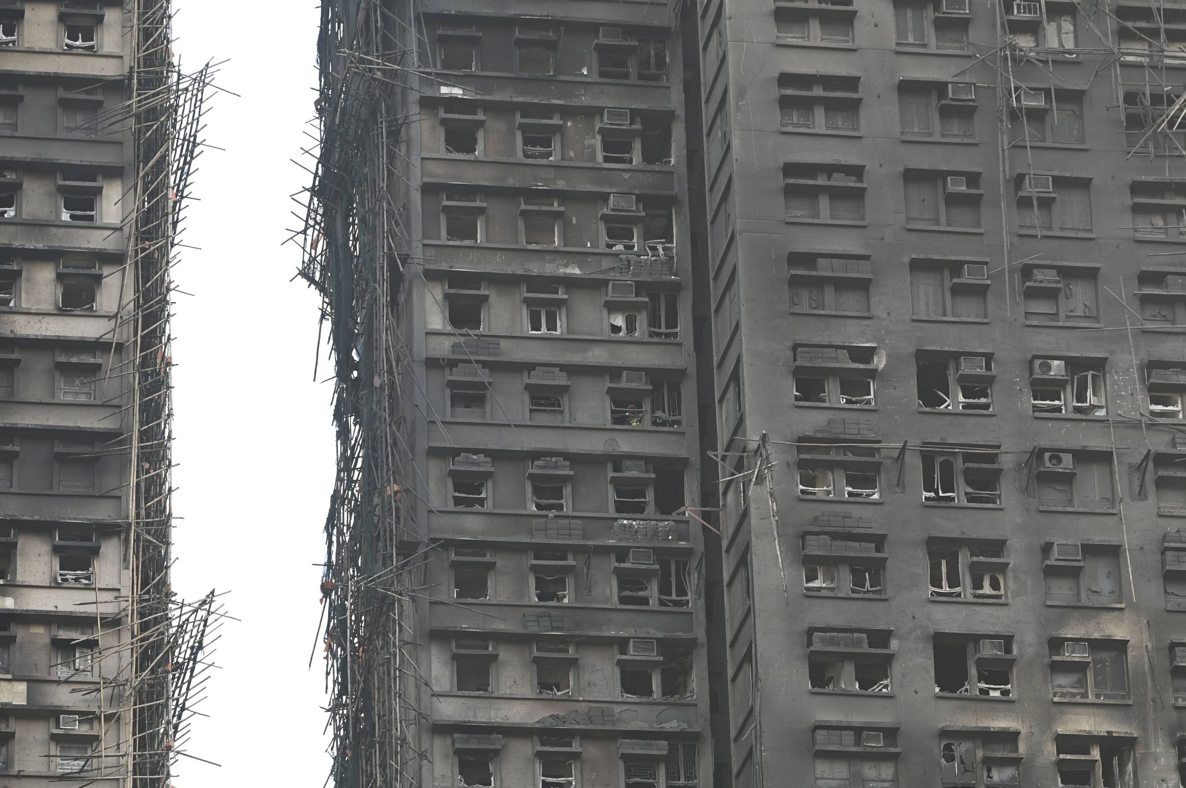 香港宏福苑大火累計146死，有居民找尋失聯家人的下落，最後只等到令人心碎的噩耗。（東方IC）