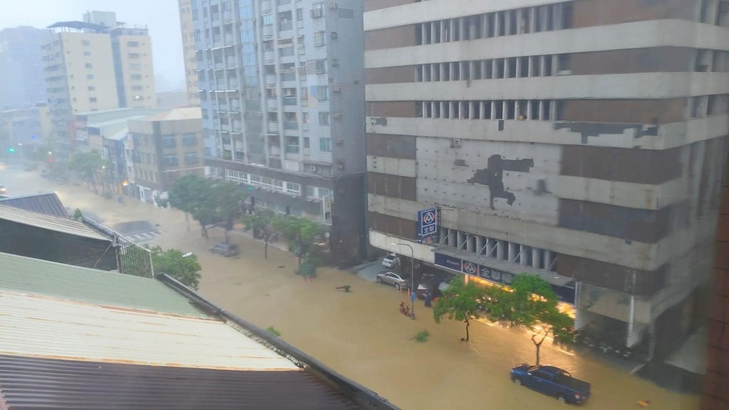高雄淹大水導致很多民眾在協尋車牌，成為另類災情。（翻攝自高雄點 Kaohsiungtien臉書）