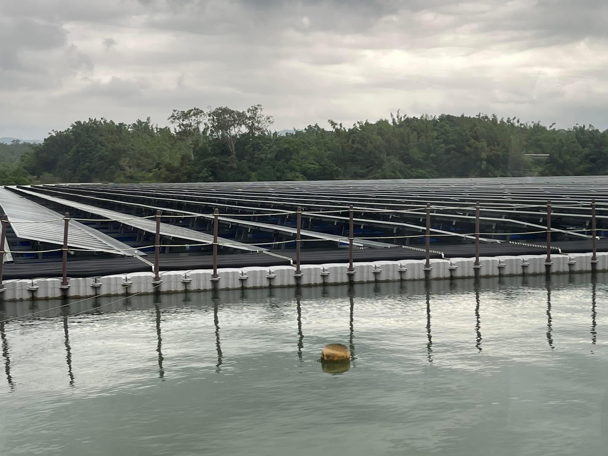 藍營針對水庫設置光電板狂轟執政黨。圖為烏山頭水庫光電板。（翻攝自蔡育輝臉書）
