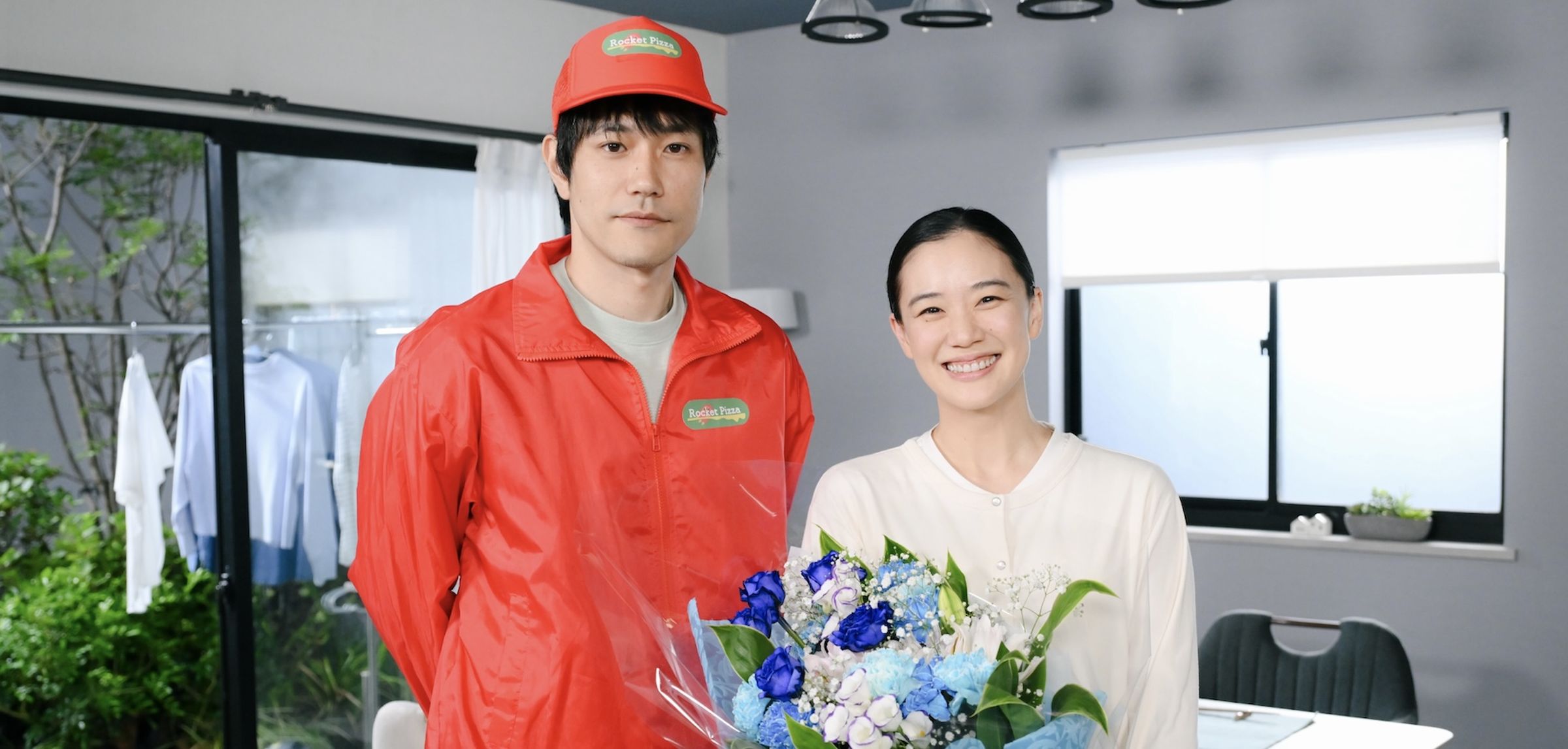 蒼井優暌違18年再度主演連續劇《直到T恤乾了為止》,殺青時獲松山研一驚喜送花祝賀。(翻攝官方X)