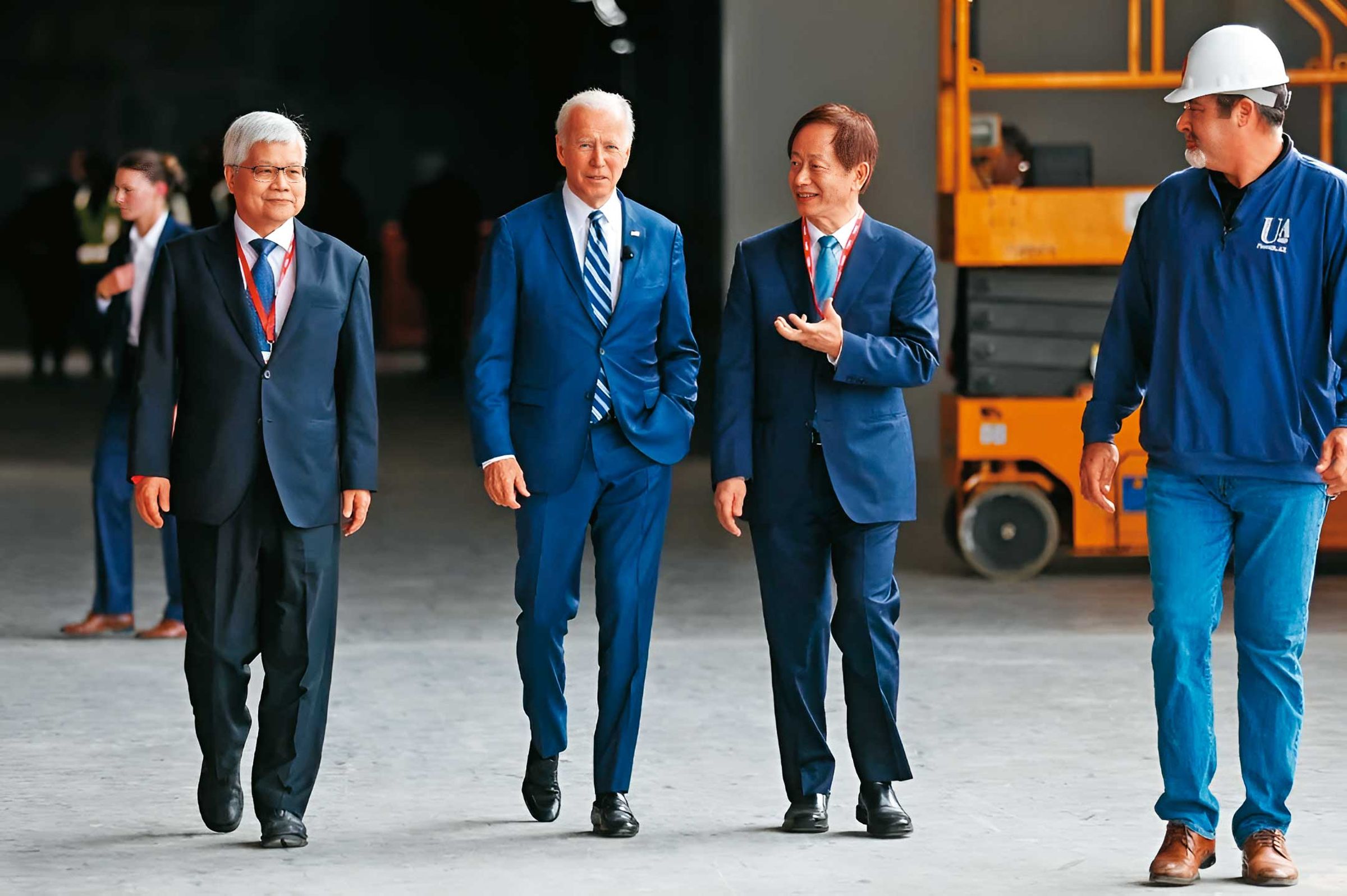 劉德音主導台積電美國設廠，他說：「亞利桑那州廠明年上半年開始量產4奈米。」圖為美國總統拜登親自出席亞利桑那州廠開幕。（翻攝美國在台協會臉書）