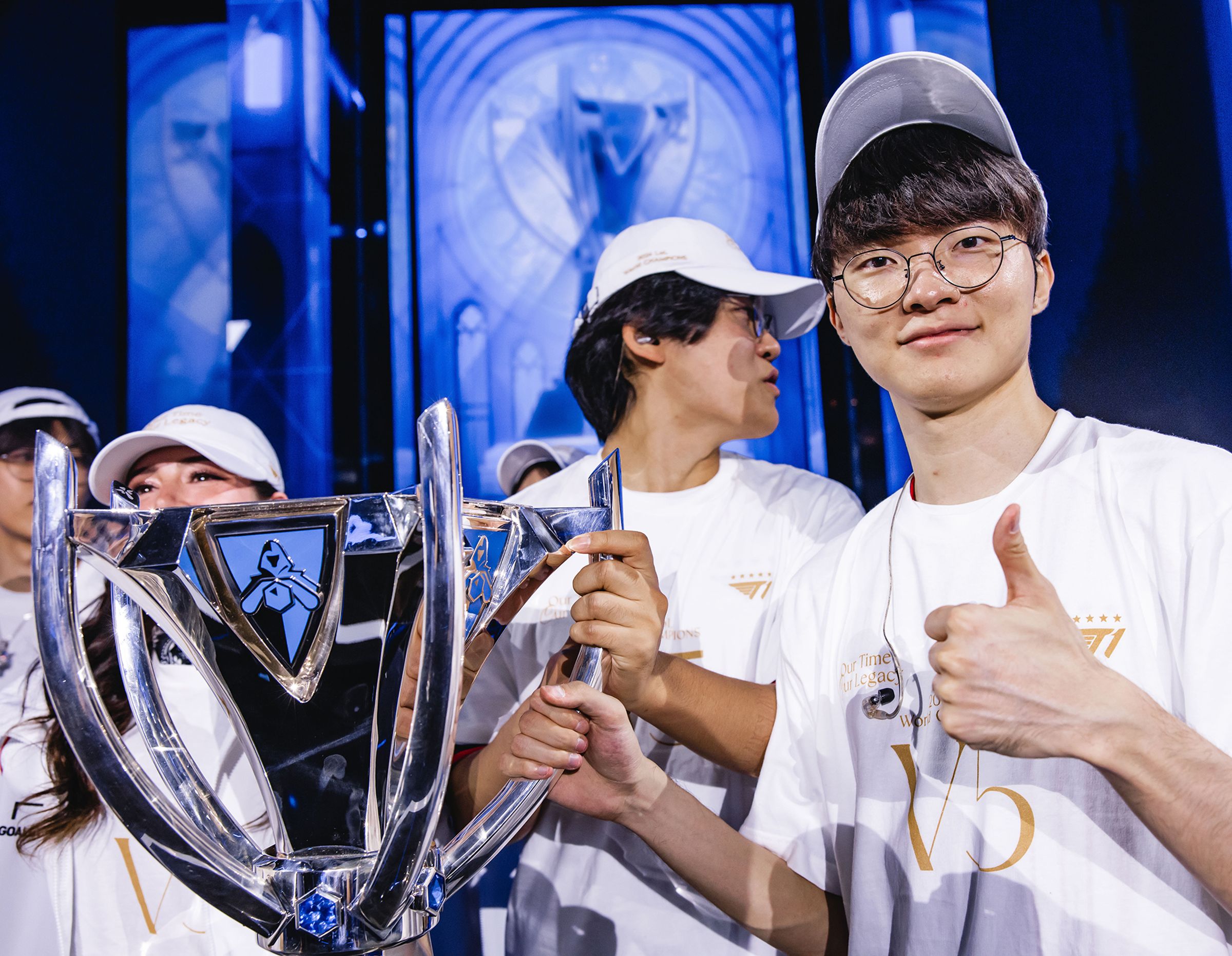 傳奇中路選手Faker(李相赫)奪下職業生涯第5冠。(翻攝自facebook @LOL Esports )