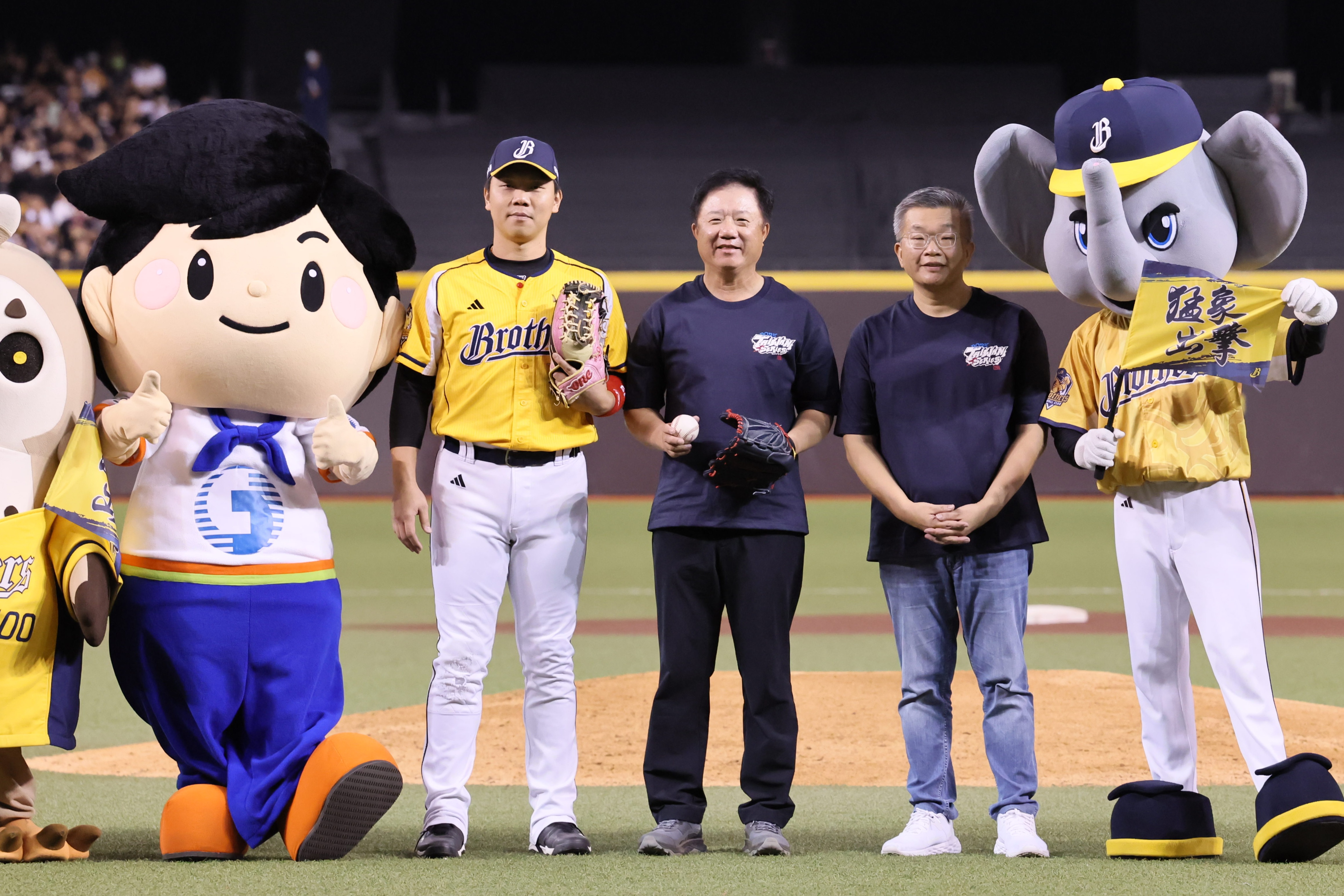 中華電信董事長簡志誠（中）與中華職業棒球大聯盟會長蔡其昌（右二）、中信兄弟選手詹子賢（左二）於賽前合影，共同見證2025台灣大賽盛大開幕。
