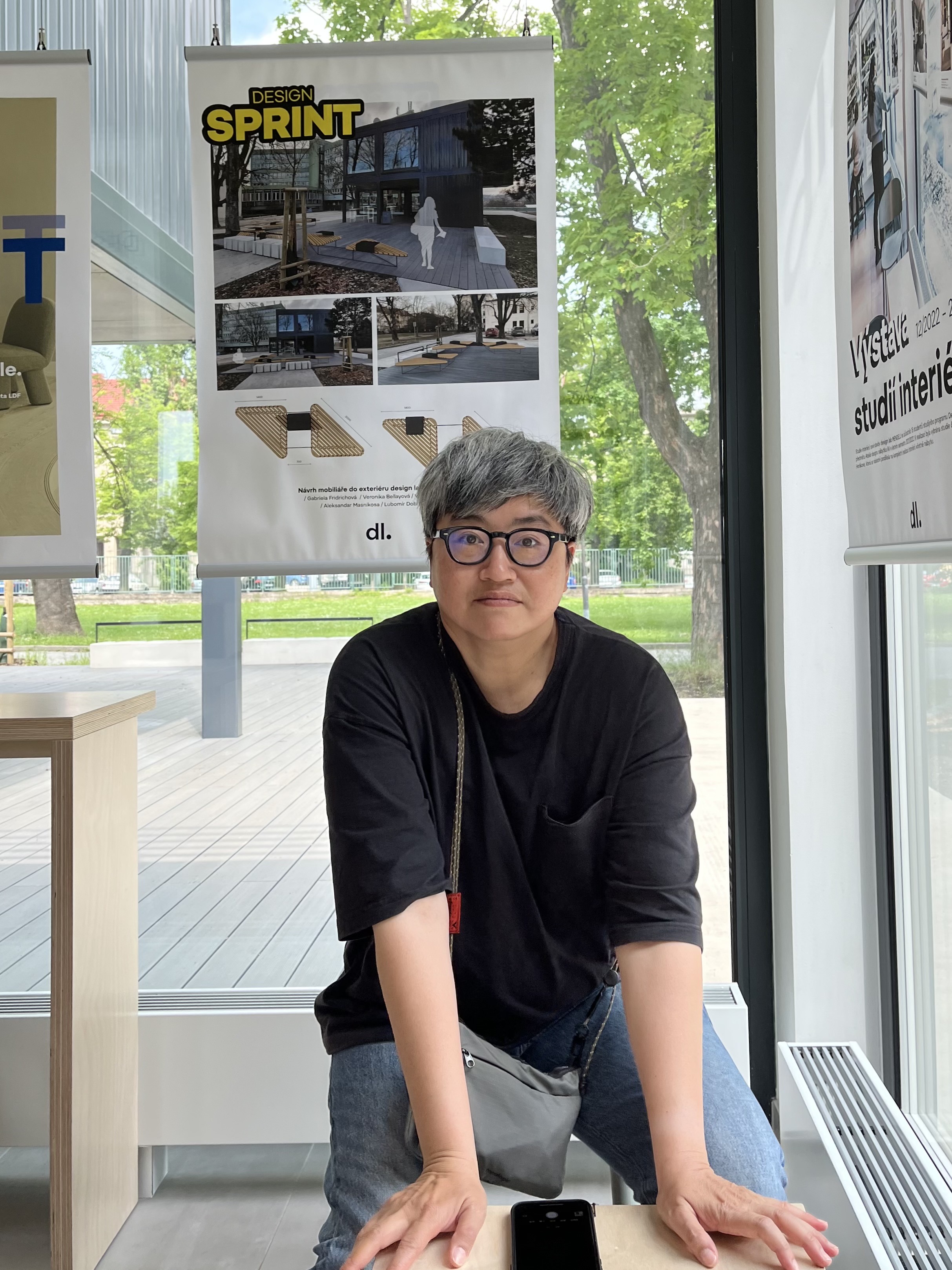 藝術家何景窗曾旅居歐洲各地，將旅途所感提筆寫作「即 事詩」，並進行「即處展」，開啟書法的全新樣貌。（台南綉溪安平提供）