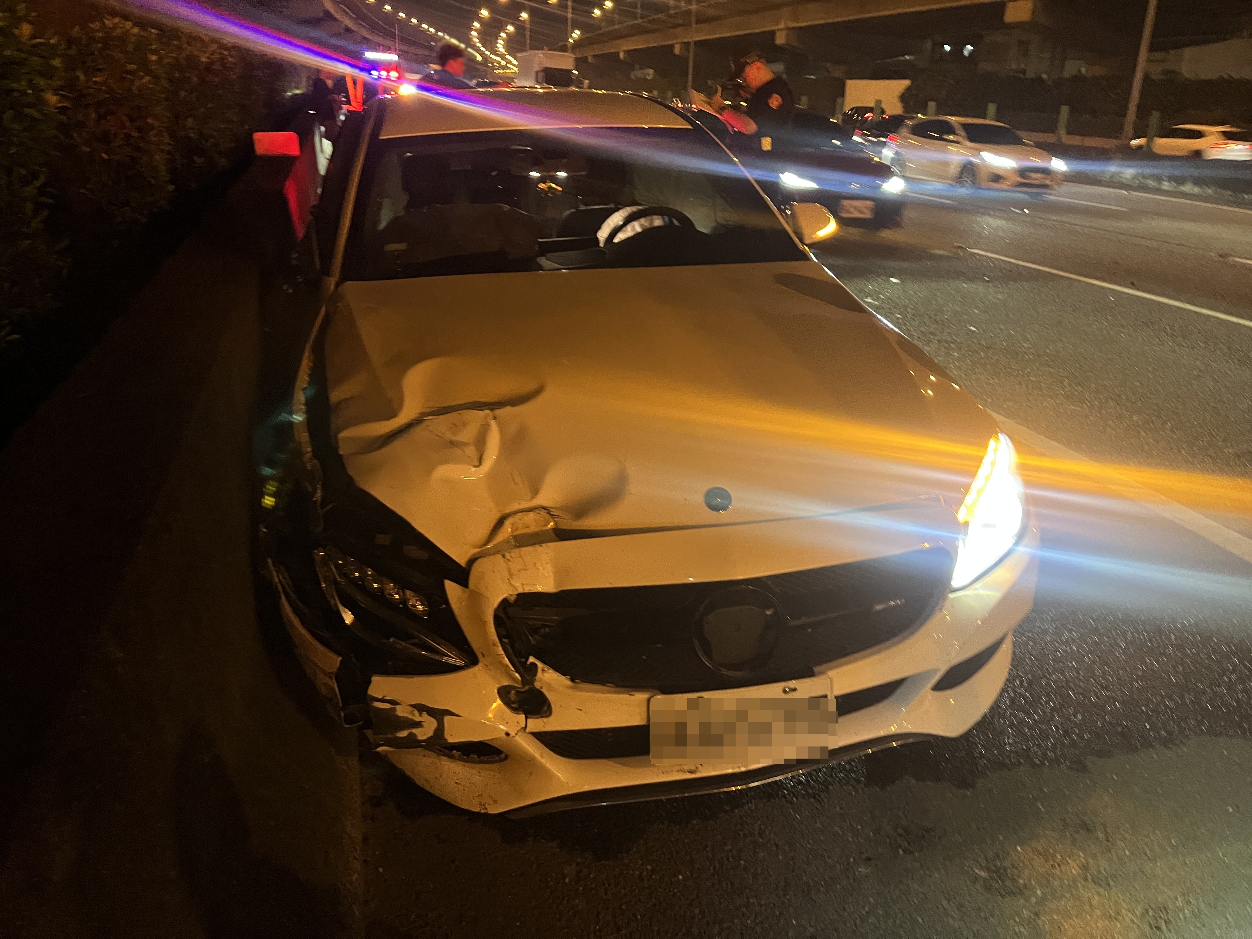 白色賓士轎車因變換車道不慎,擦撞另部黑色賓士車,右前車頭多處毀損。翻攝畫面