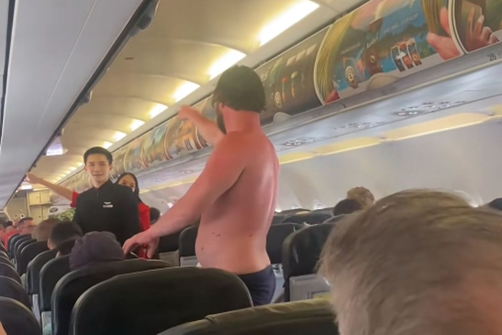 戰鬥民族大鬧航班!發酒瘋脫到剩內褲折返跑 逼組員開艙門「跳機摔成腳殘」