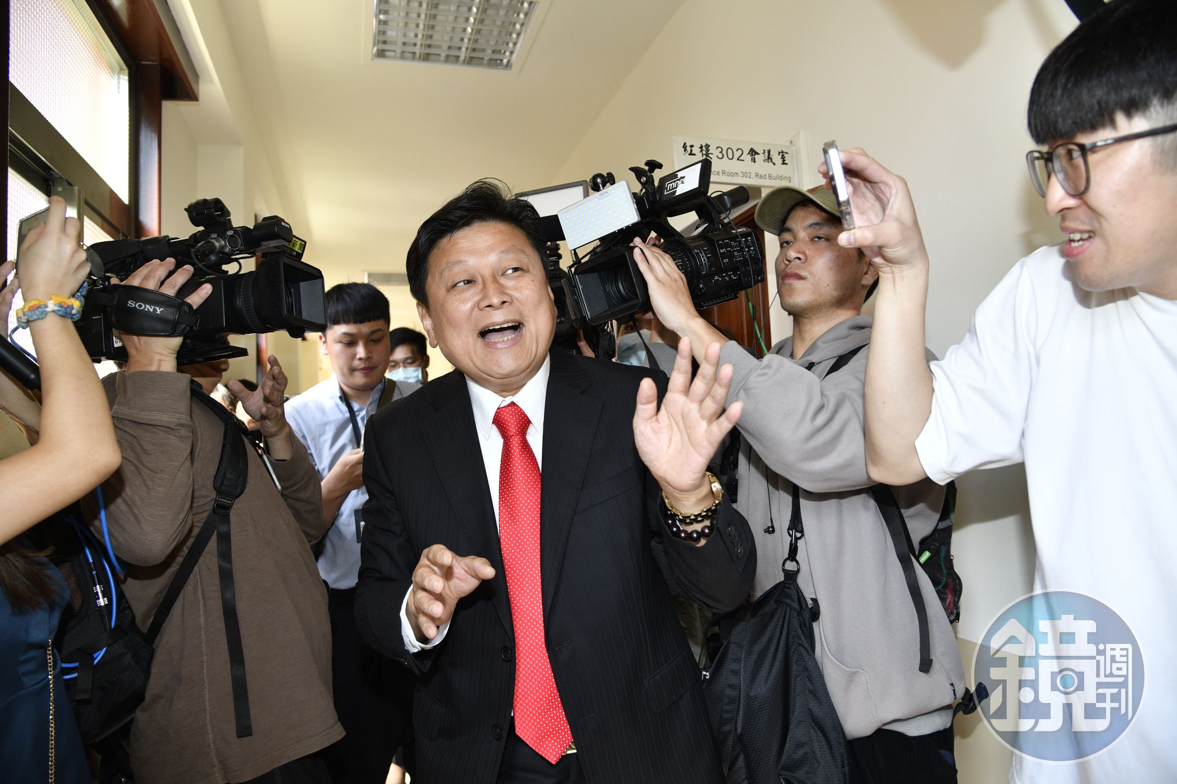 傅崐萁今上午出席新春團拜時致詞表示,希望柯建銘「手下留情」。