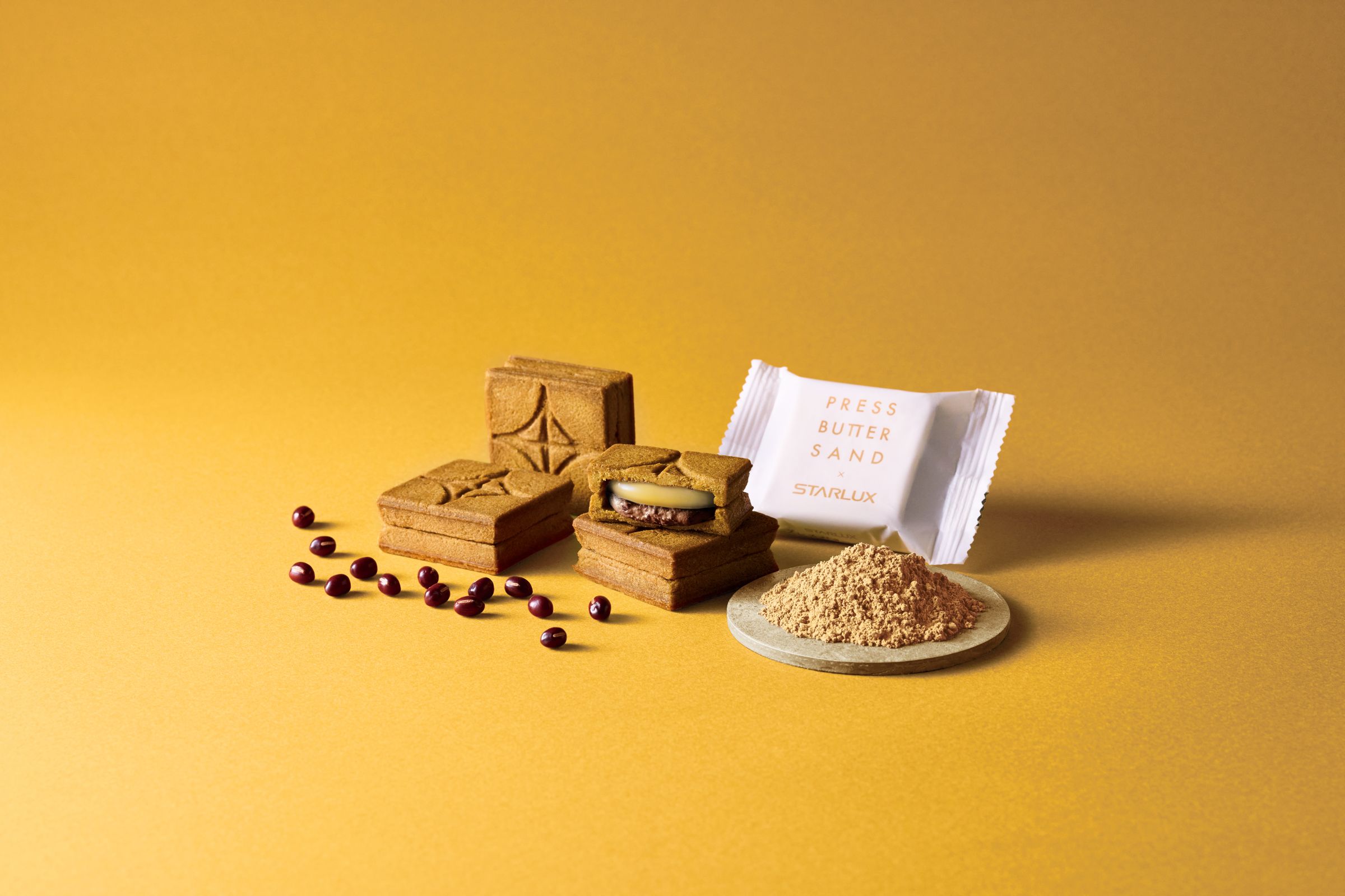 日本人氣伴手禮「PRESS BUTTER SAND」,東京、大阪出發航班換上全新「紅豆&黃豆粉」口味。(星宇航空提供)