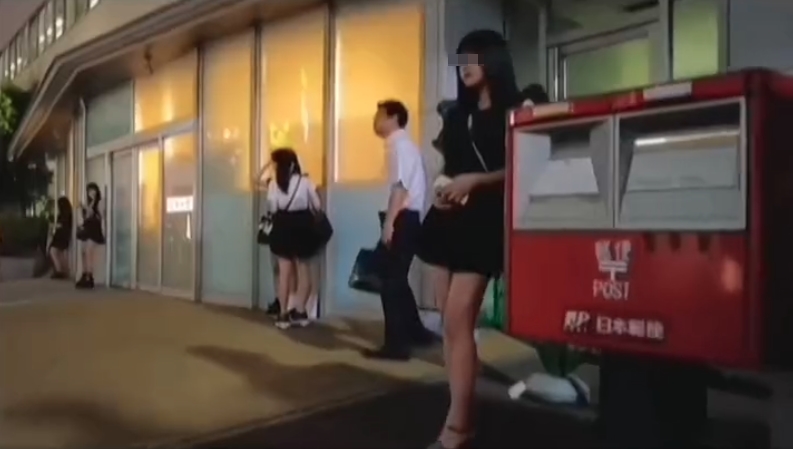 在新宿西側的大久保公園，有多名年輕女子站在街邊招攬性交易。（翻攝自X）