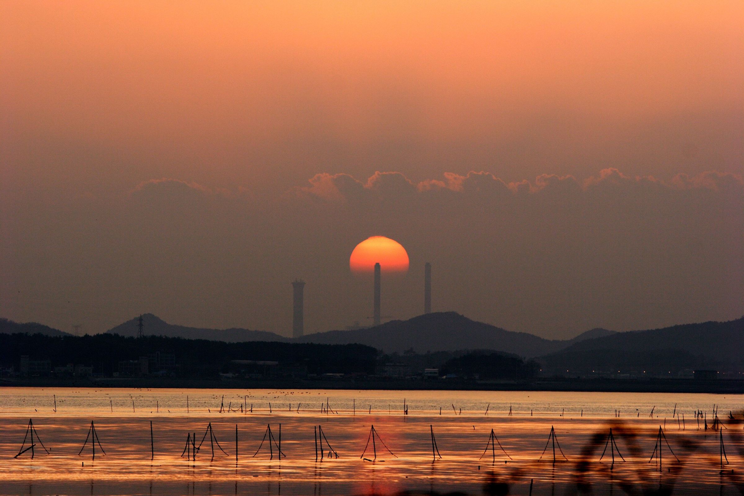 研究指出,觀賞夕陽產生的敬畏感,有助使人暫時脫離原本的負面思緒。(Pexel提供)