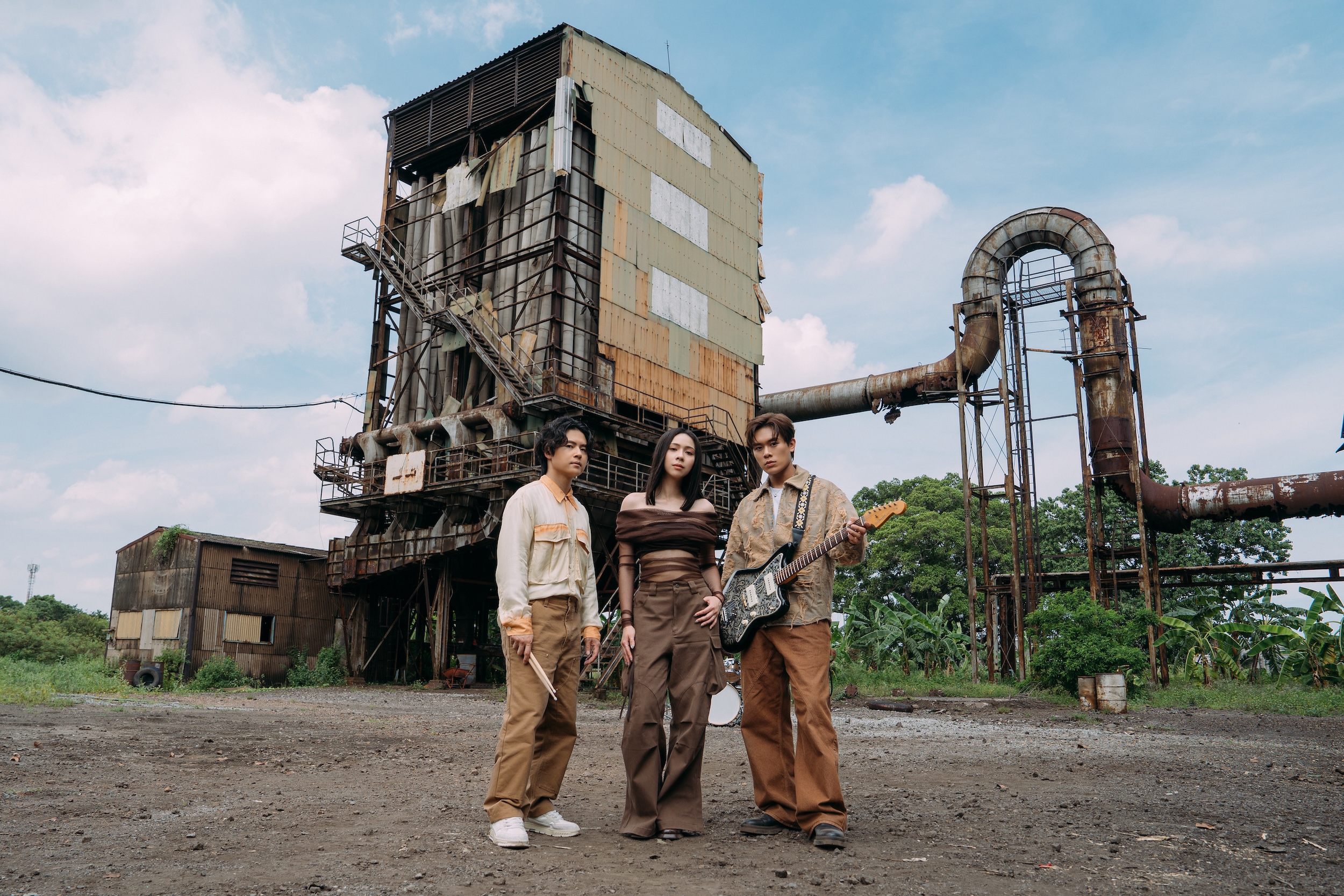 Z世代天團告五人的〈有太多不能講〉MV赴曼谷廢墟實景。（相信音樂提供）