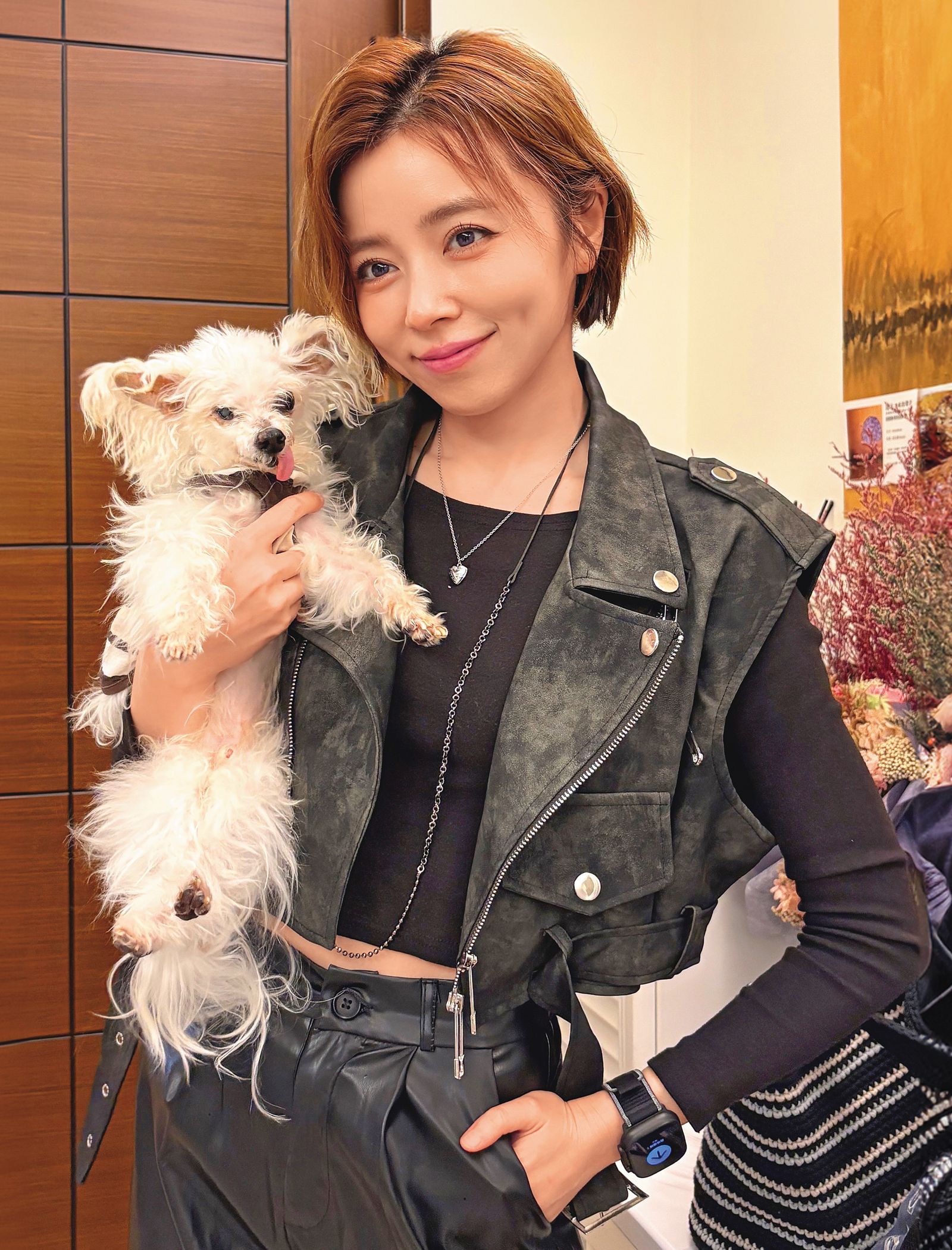 王瞳領養12年的失聰受虐犬是她的貼心寶貝，這2年她為高齡的哈嚕費盡心力，無奈今年7月初哈嚕辭世。（翻攝自王瞳臉書）
