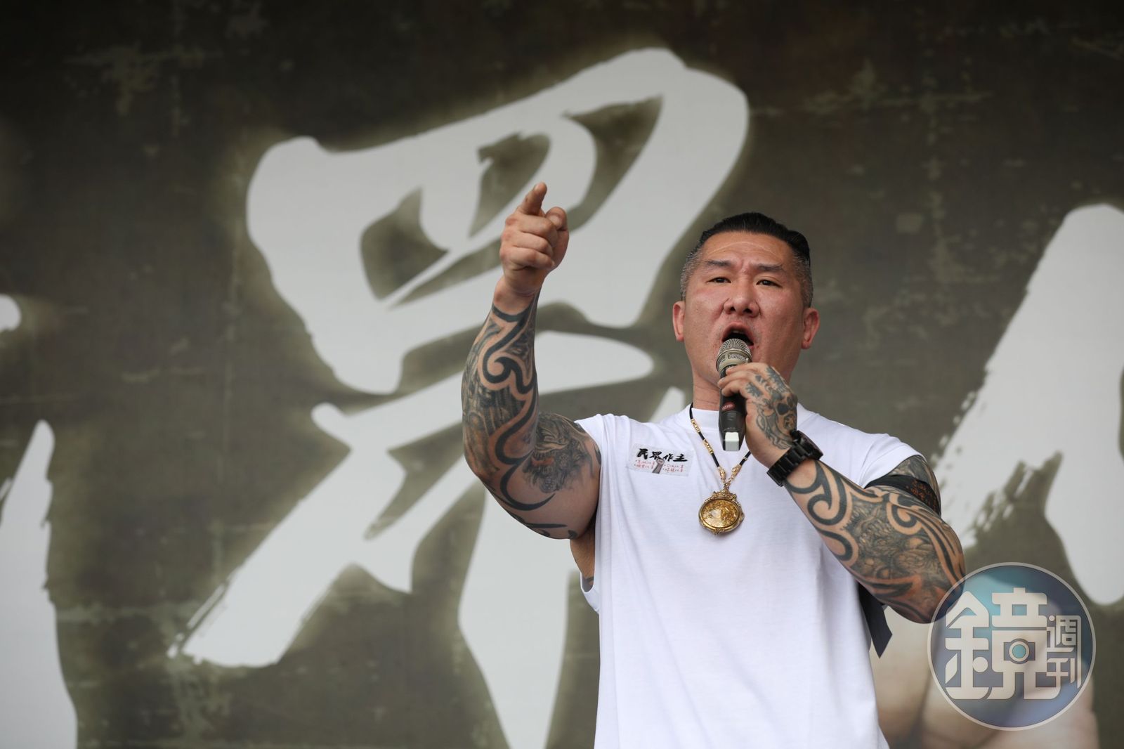 館長認了有私密片!神隱20小時出面喊「我是受害者」 難過抱著老婆哭「不和3員工對質」