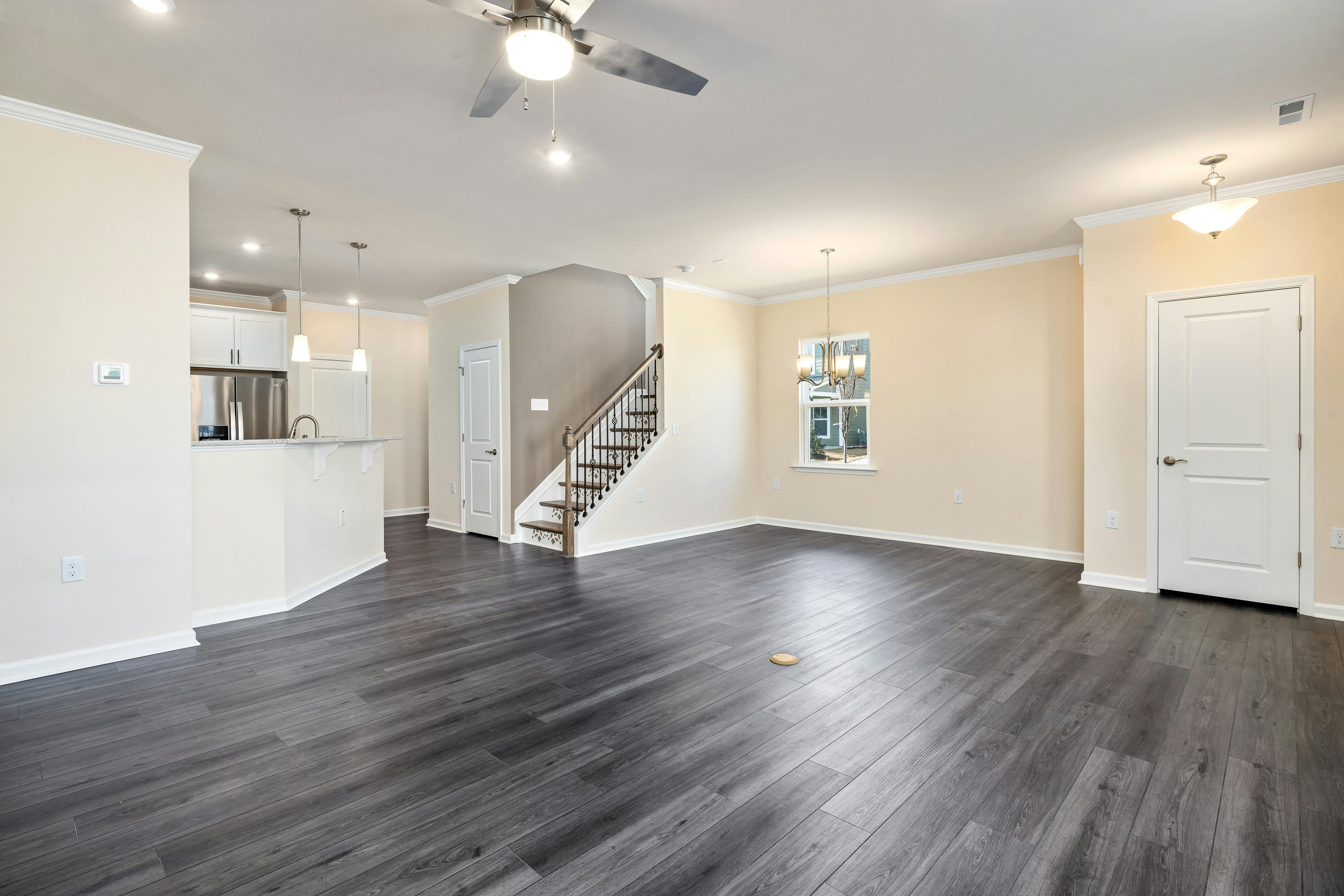 年輕購屋族面臨選擇困境，多數網友傾向「老屋大坪數」，認為空間不可再生、管線可翻新。（示意圖/pexels）