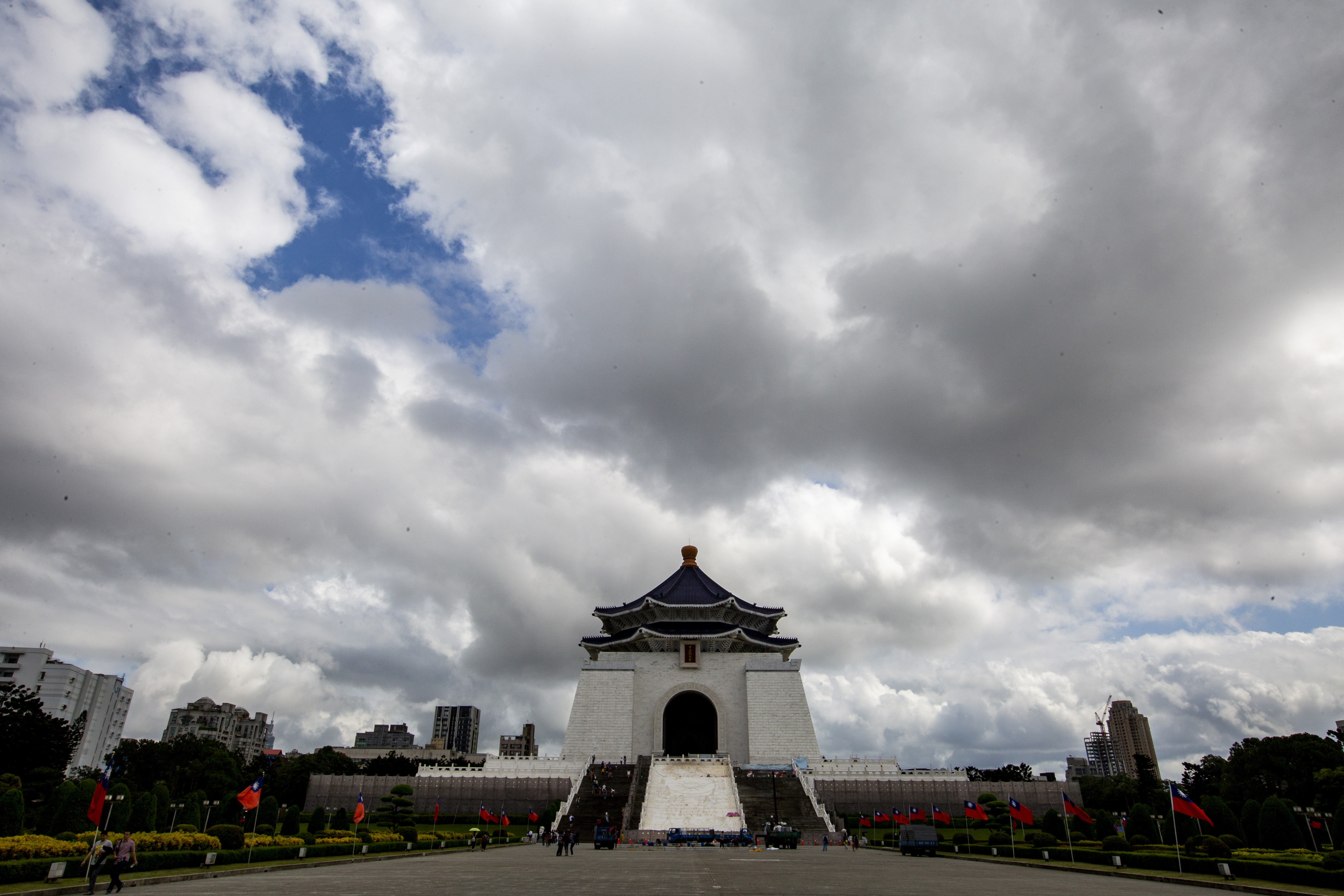 台灣各地及離島今以多雲到晴為主，白天高溫落在30至33度間。（示意圖，本刊資料照）