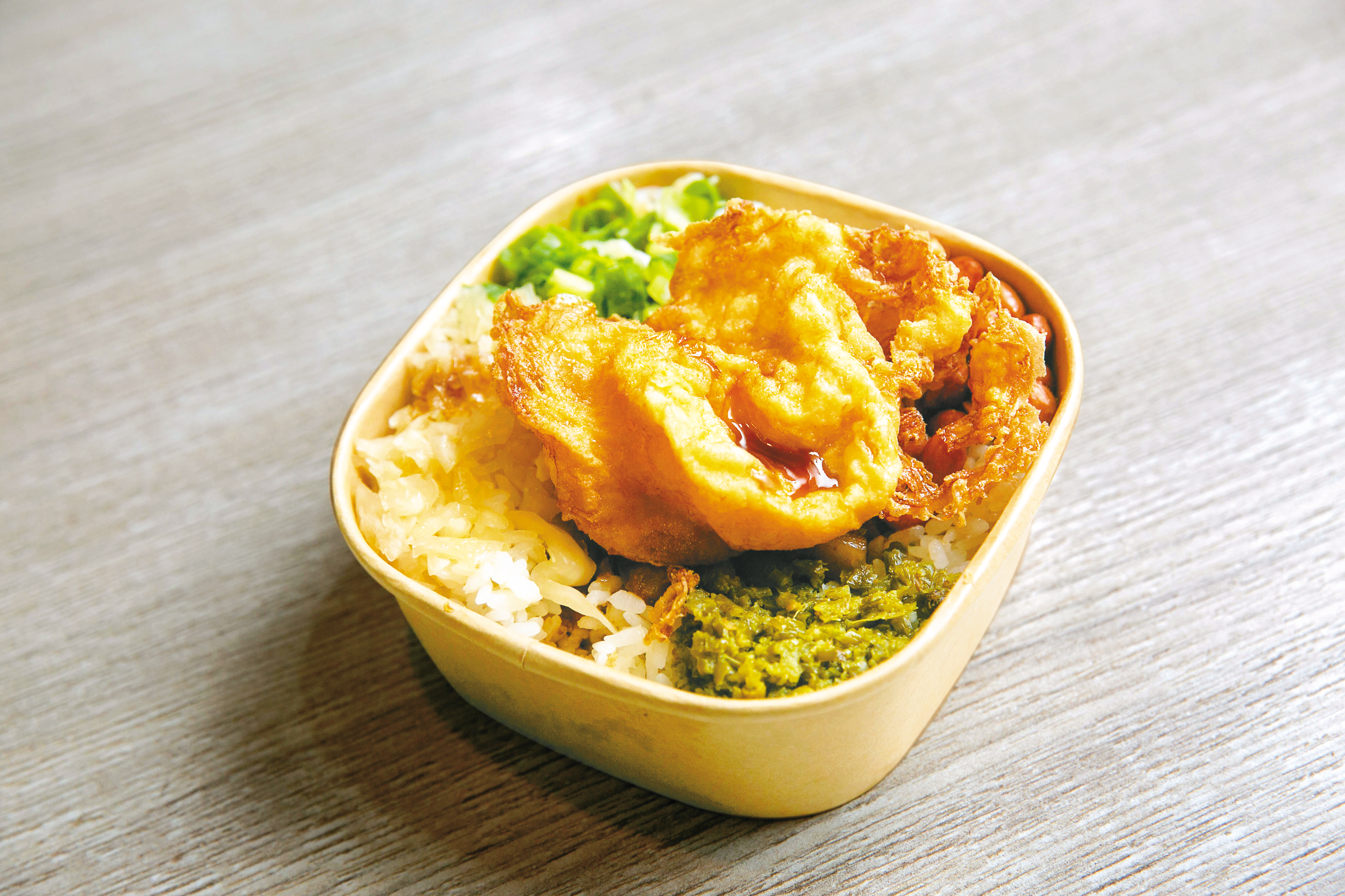 5坪大的新品牌「麵東北」，主打以東北之家的酸菜及韭菜花醬為炸蛋飯配菜，每日有3萬元好業績。（55 元／份）