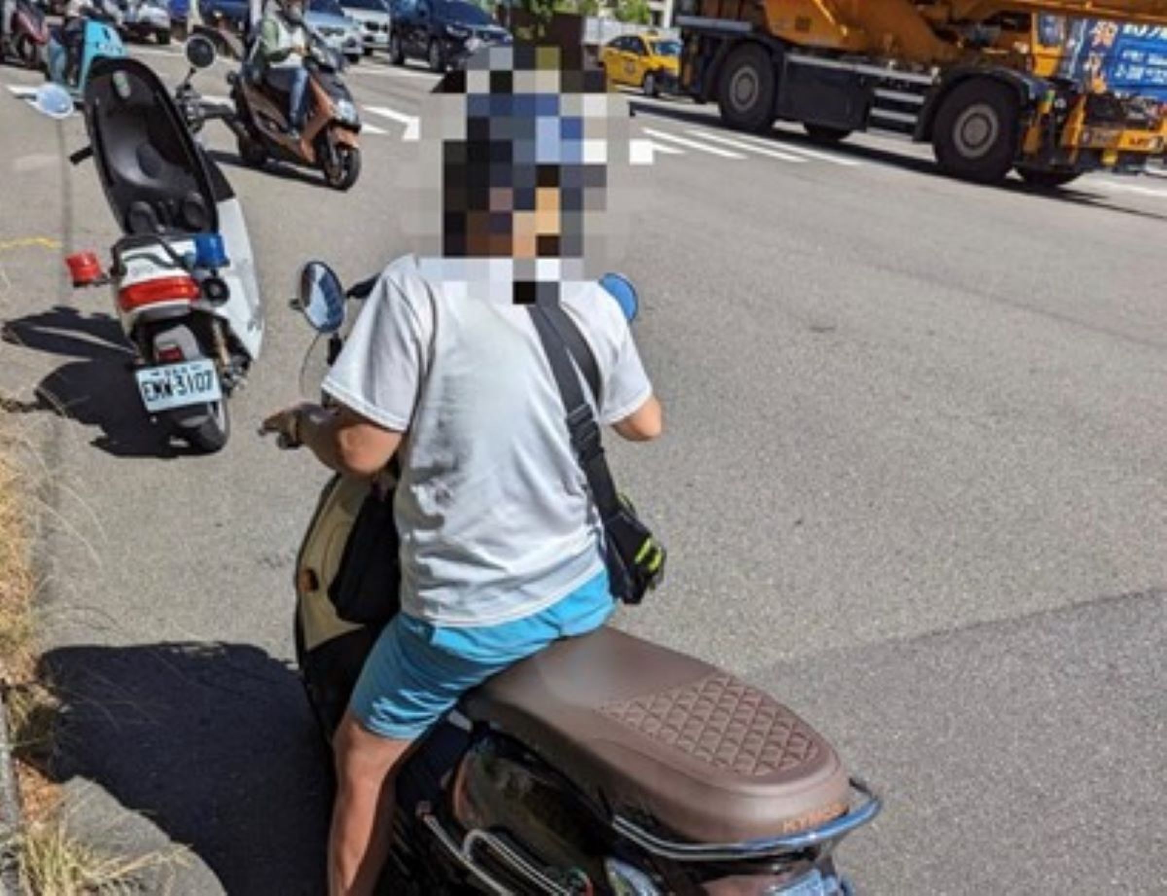 警方引導辜女下匝道，並告知她返家的正確路線。（翻攝畫面）