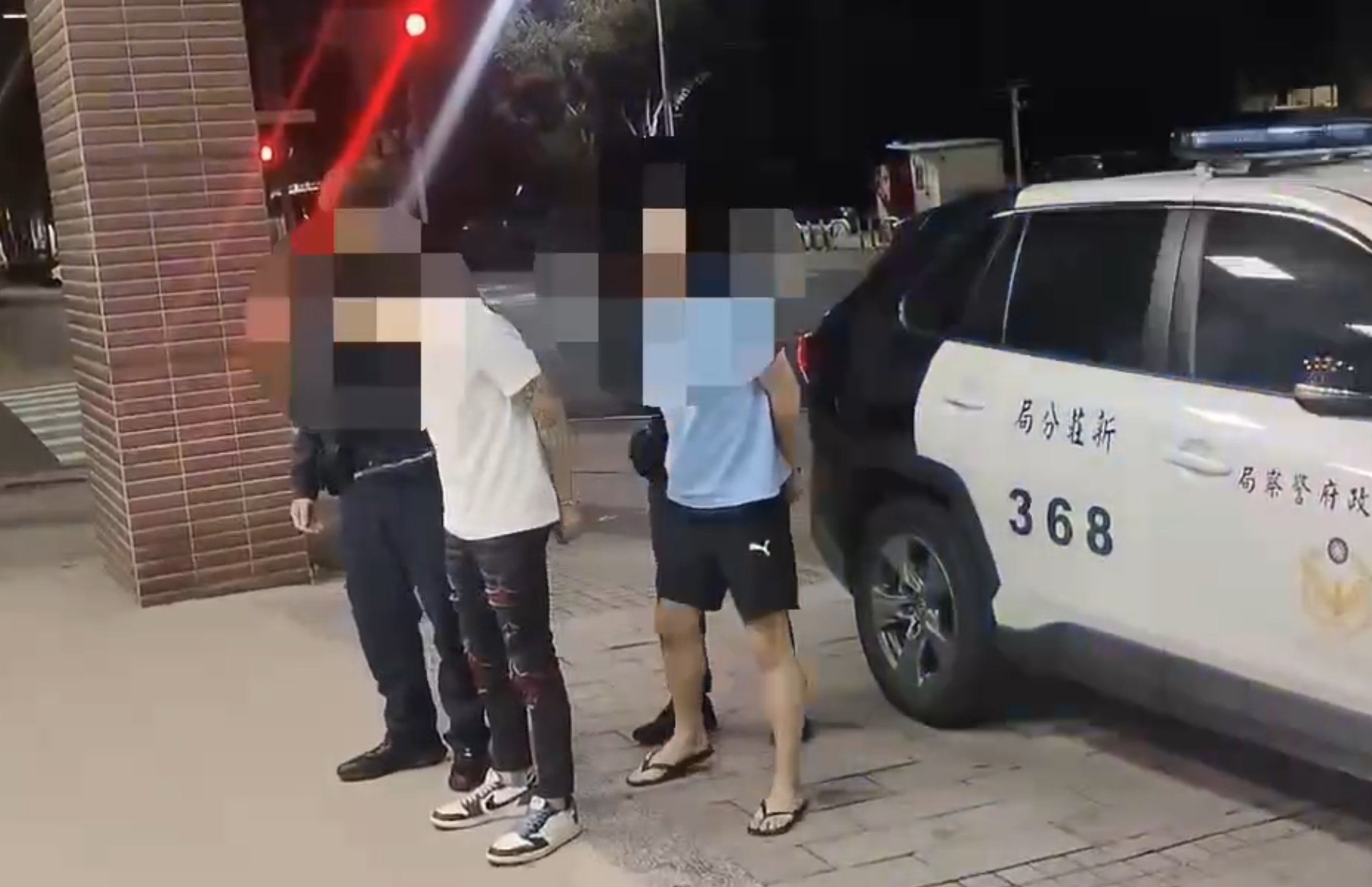 翁姓、林姓男子遭壓制後，先被警方帶回偵訊。（翻攝畫面）
