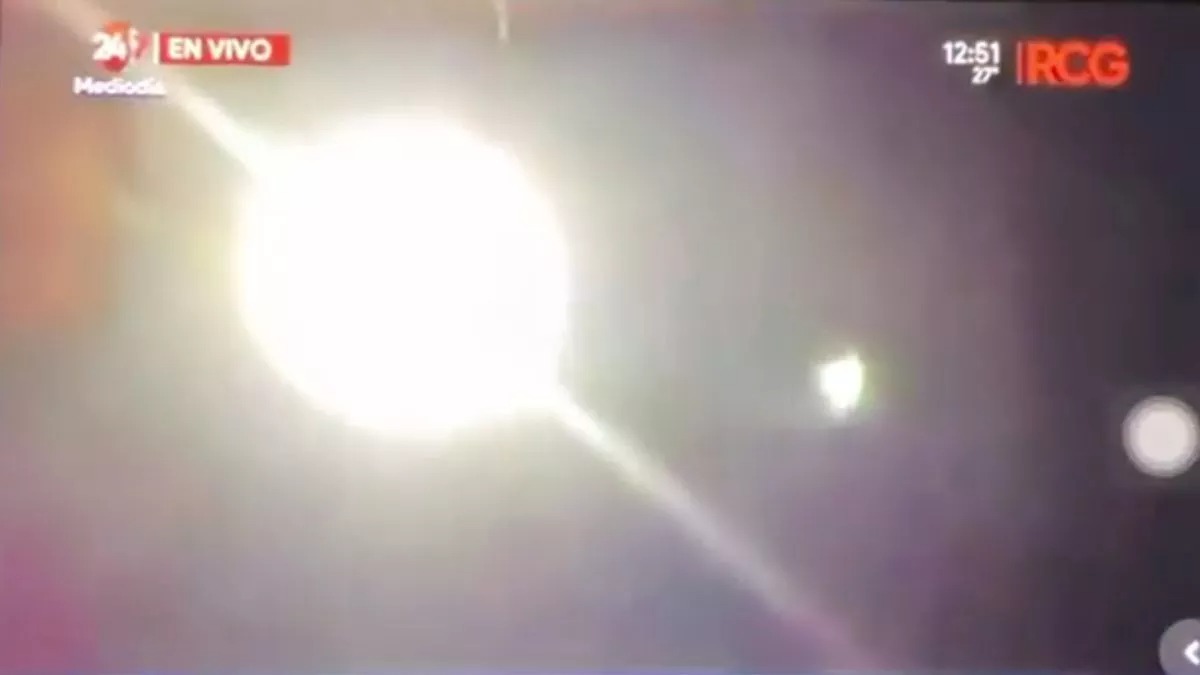 電視台播報日食，畫面竟是「天雞食日」好大的生殖器！主播全嚇傻。（翻自X平台）