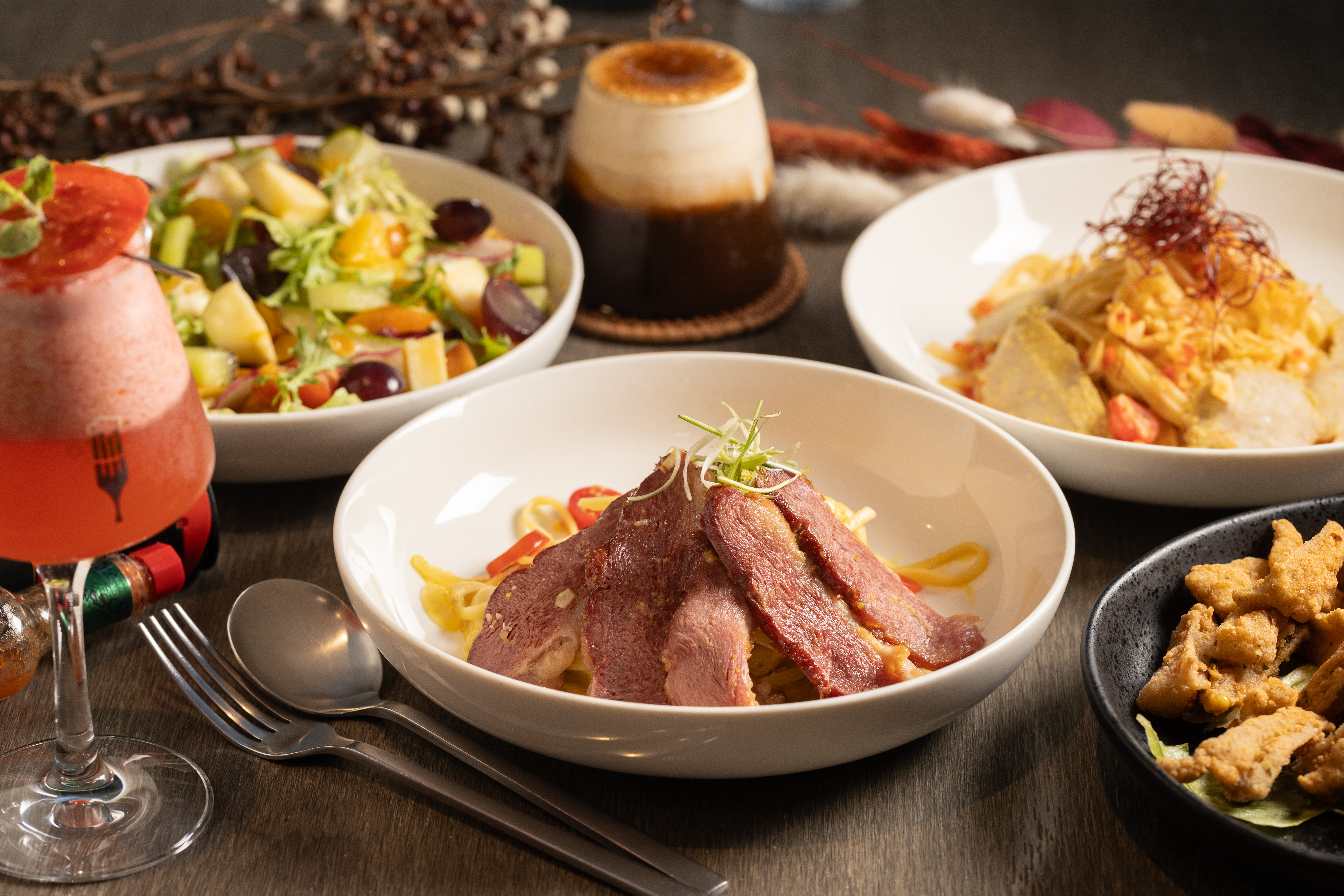 位在羅東的餐酒館「飲廊Corridor」，能吃得到宜蘭在地風味的義大利麵與窯烤披薩。