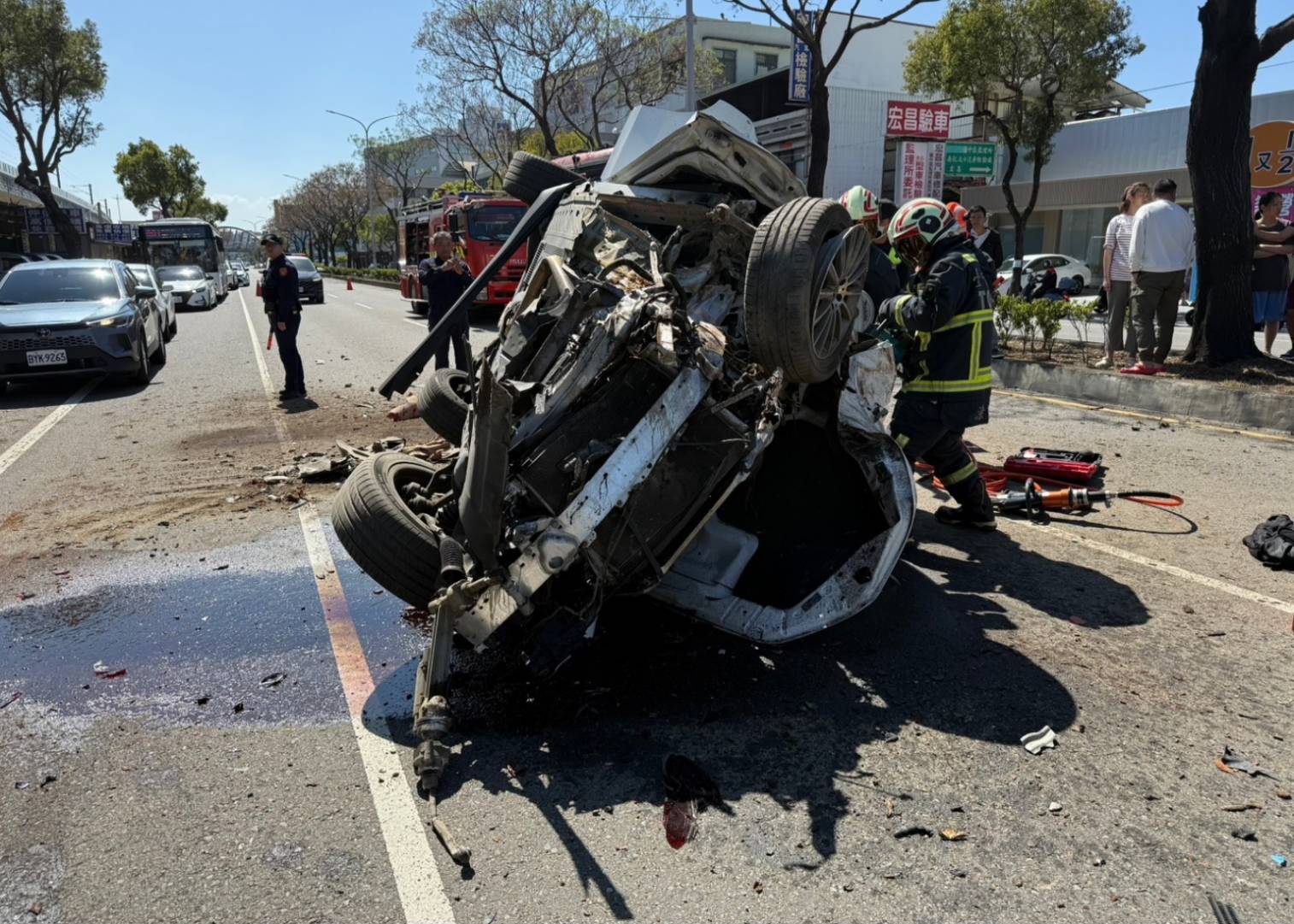 台中男疑疲勞駕駛自撞路樹「波及5車」。（翻攝畫面）