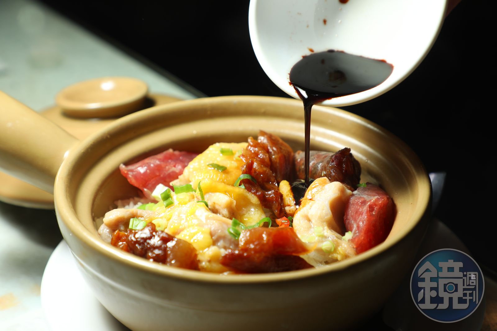 「臘味滑雞飯」米飯吸飽了雞汁與臘味油香，淋上特製豉油醬汁更有味。（港幣108元／份，約NT$408）