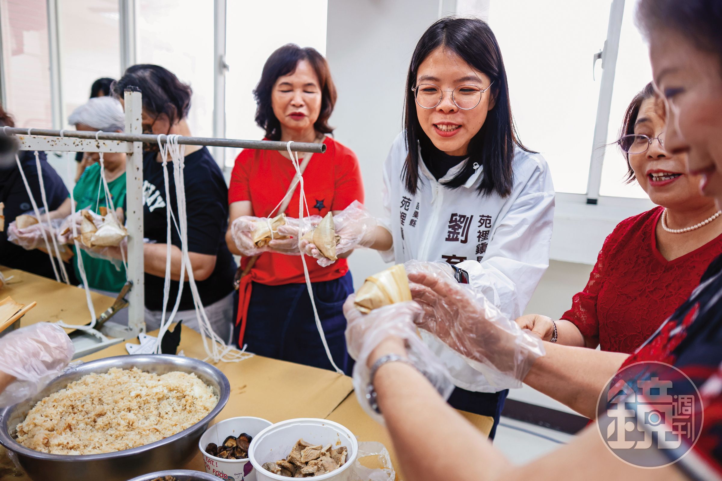 劉育育（中）與婆婆媽媽們一起包端午節粽子。
