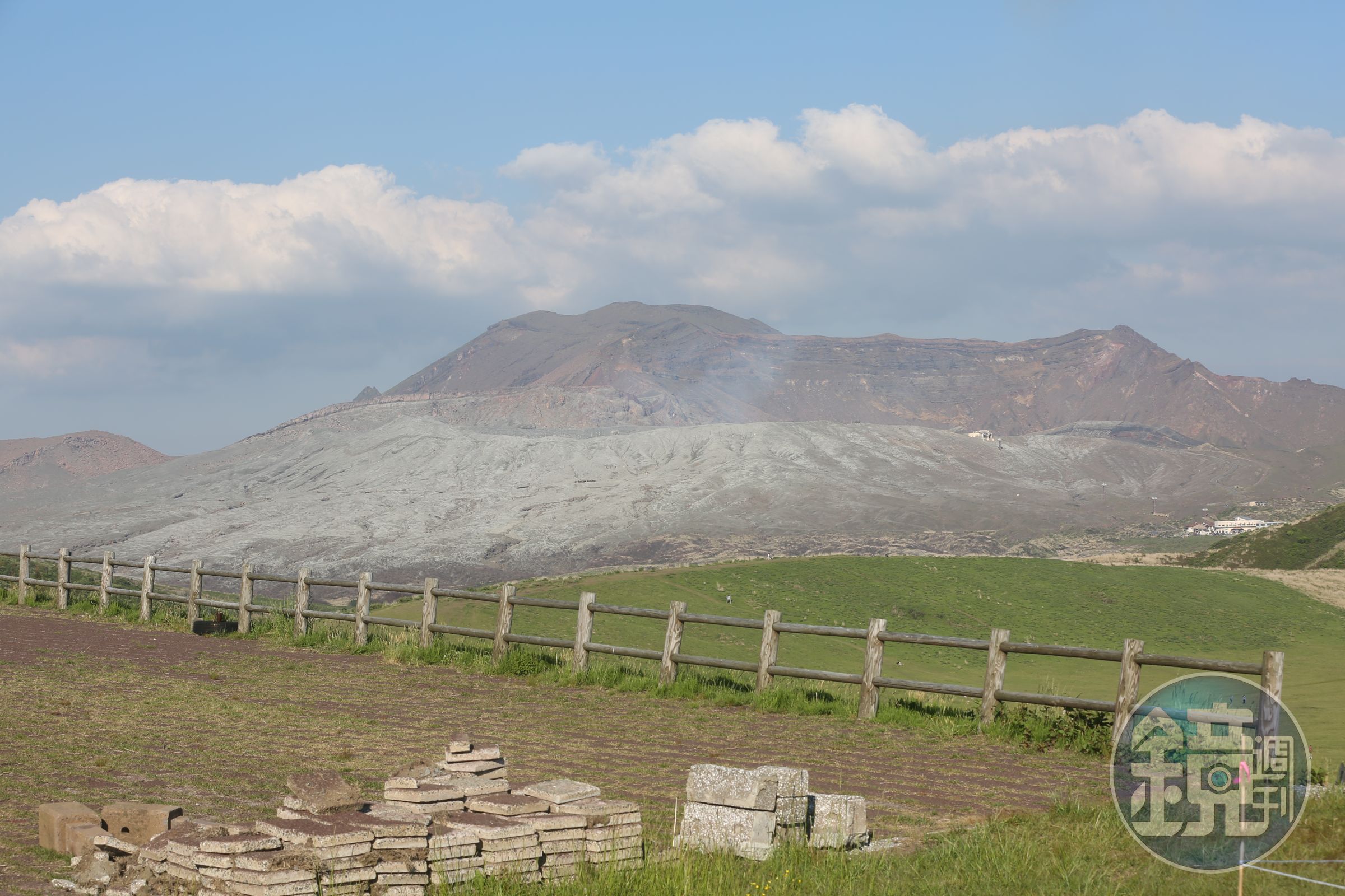 九州的阿蘇火山也在地塹的張列帶，郭鎧紋建議近日有旅遊計畫的民眾暫緩前往。（本刊資料照）