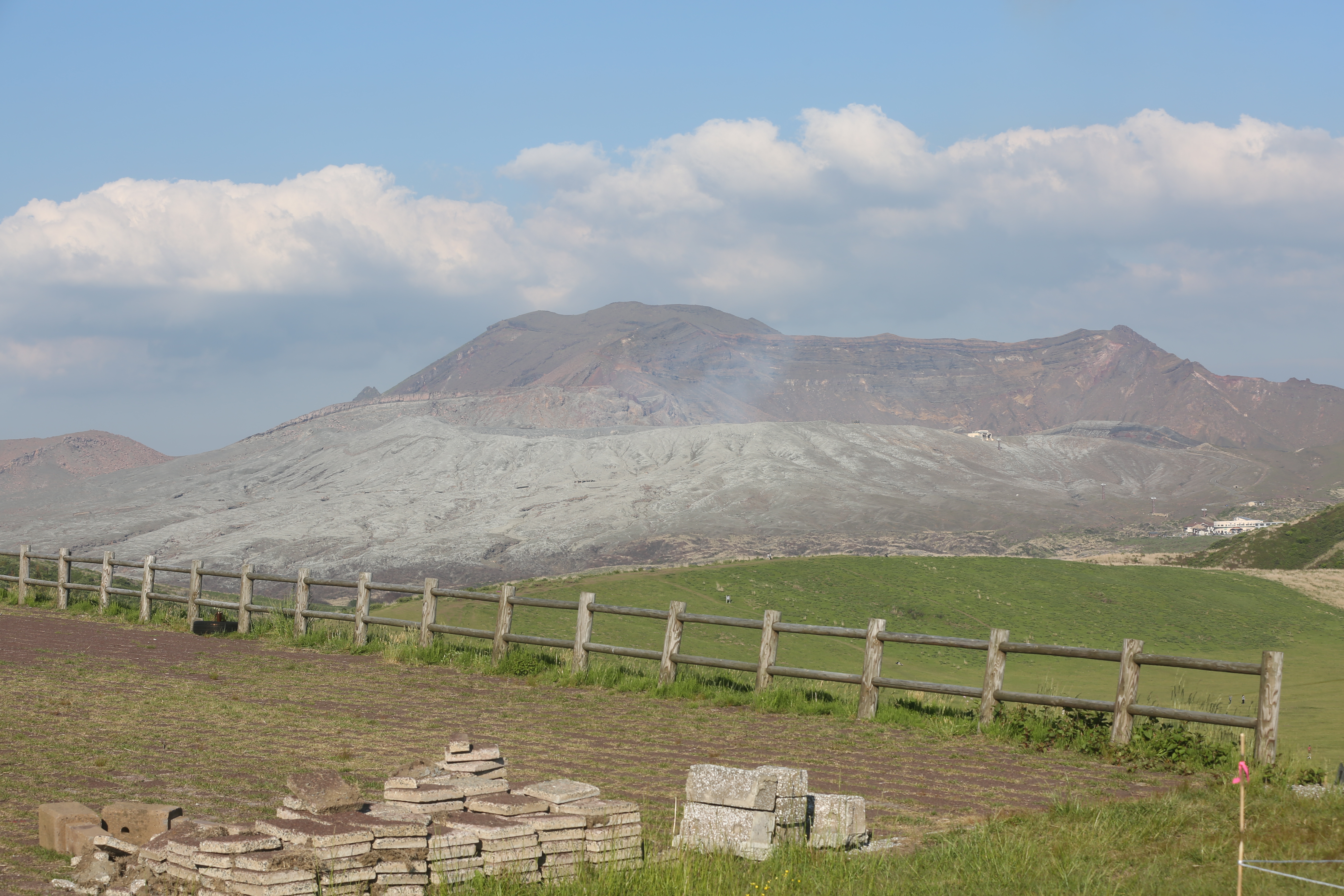 九州的阿蘇火山也在地塹的張列帶，郭鎧紋建議近日有旅遊計畫的民眾暫緩前往。（本刊資料照）
