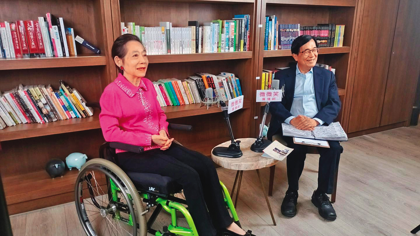 遭判20年定讞的陳水扁（右）因病停審及保外就醫，妻吳淑珍（左）則因健康不佳而免入獄，2人卻可公開上廣播節目引發爭議。（翻攝陳水扁臉書）