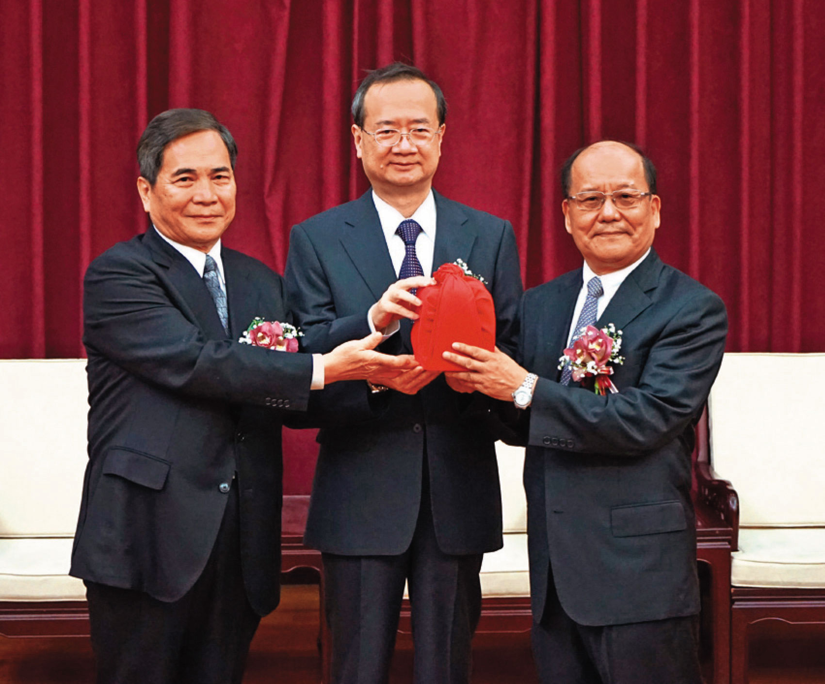 司法院長許宗力（中）2020年將懲戒法院印信交接給李伯道（右），在李伯道犯性騷案後，未立即查辦，讓李伯道至今爽領月退休金19萬餘元。（翻攝司法院官網）