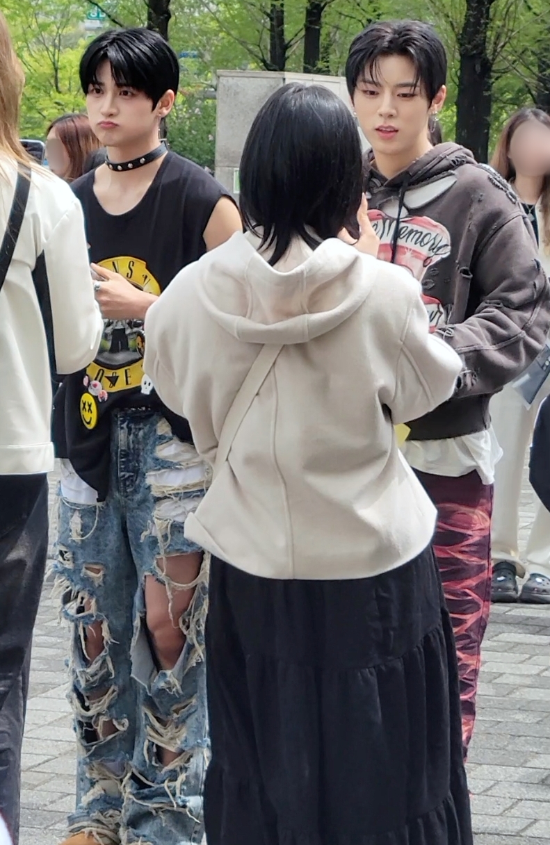 NOWADAYS成員YOON(左)、JINHYUK與粉絲一一聊天互動。