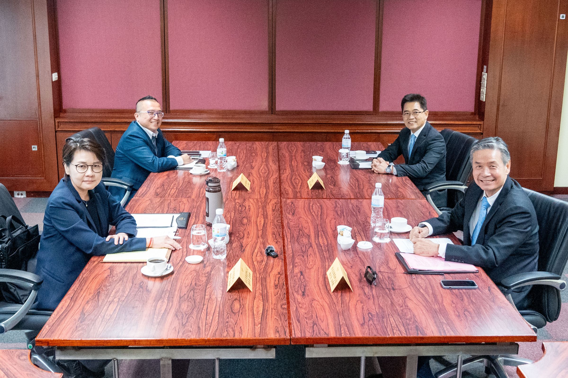 侯營提出開放式民主初選,柯營以千字文打臉侯營,並列出3大問題直言「實難認同」。圖為藍白陣營代表14日對談會議畫面(民眾黨提供)