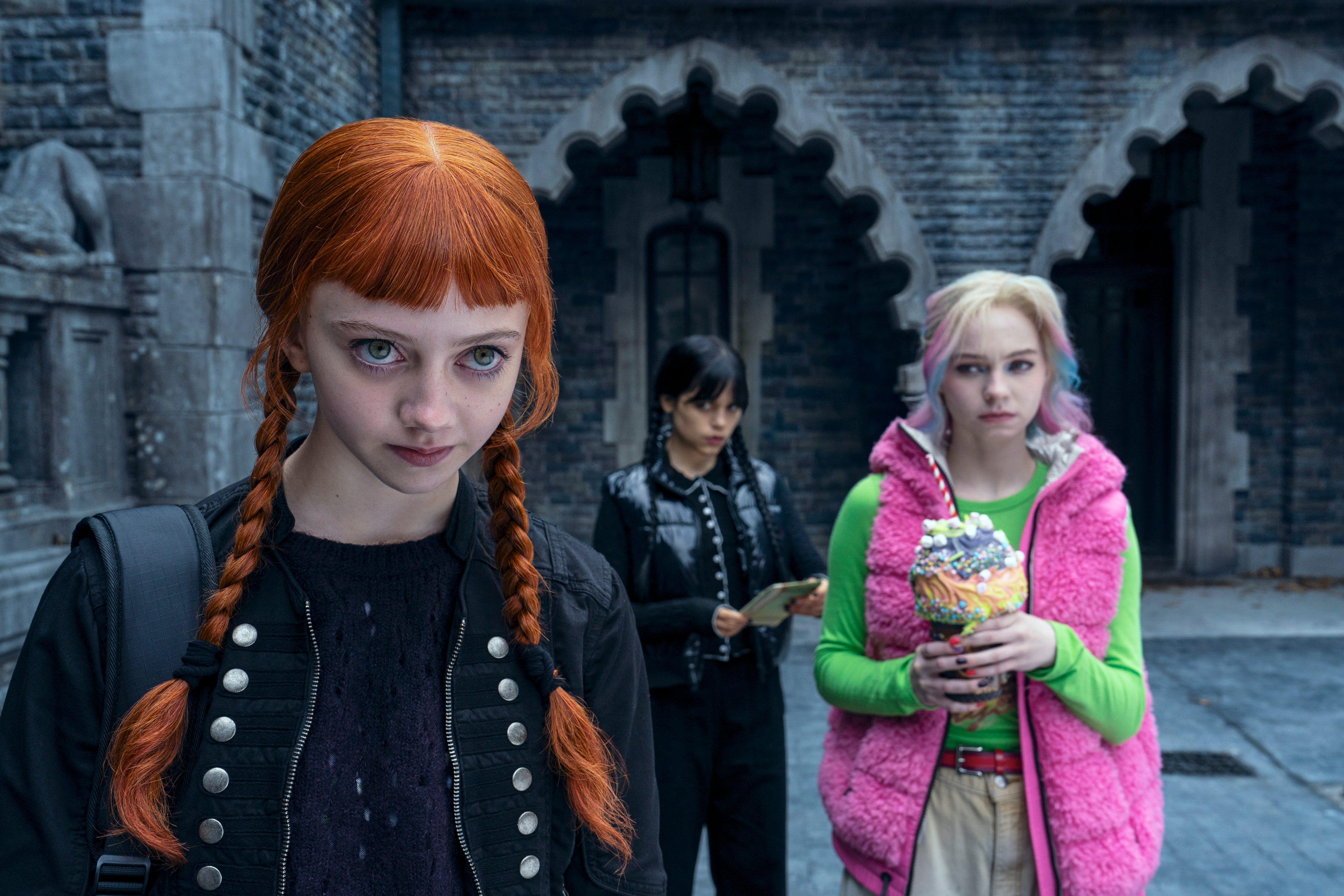 《星期三》第2季，3位一起冒險的隱形女艾涅絲（左起）、星期三、以及狼女依妮。（Netflix提供）