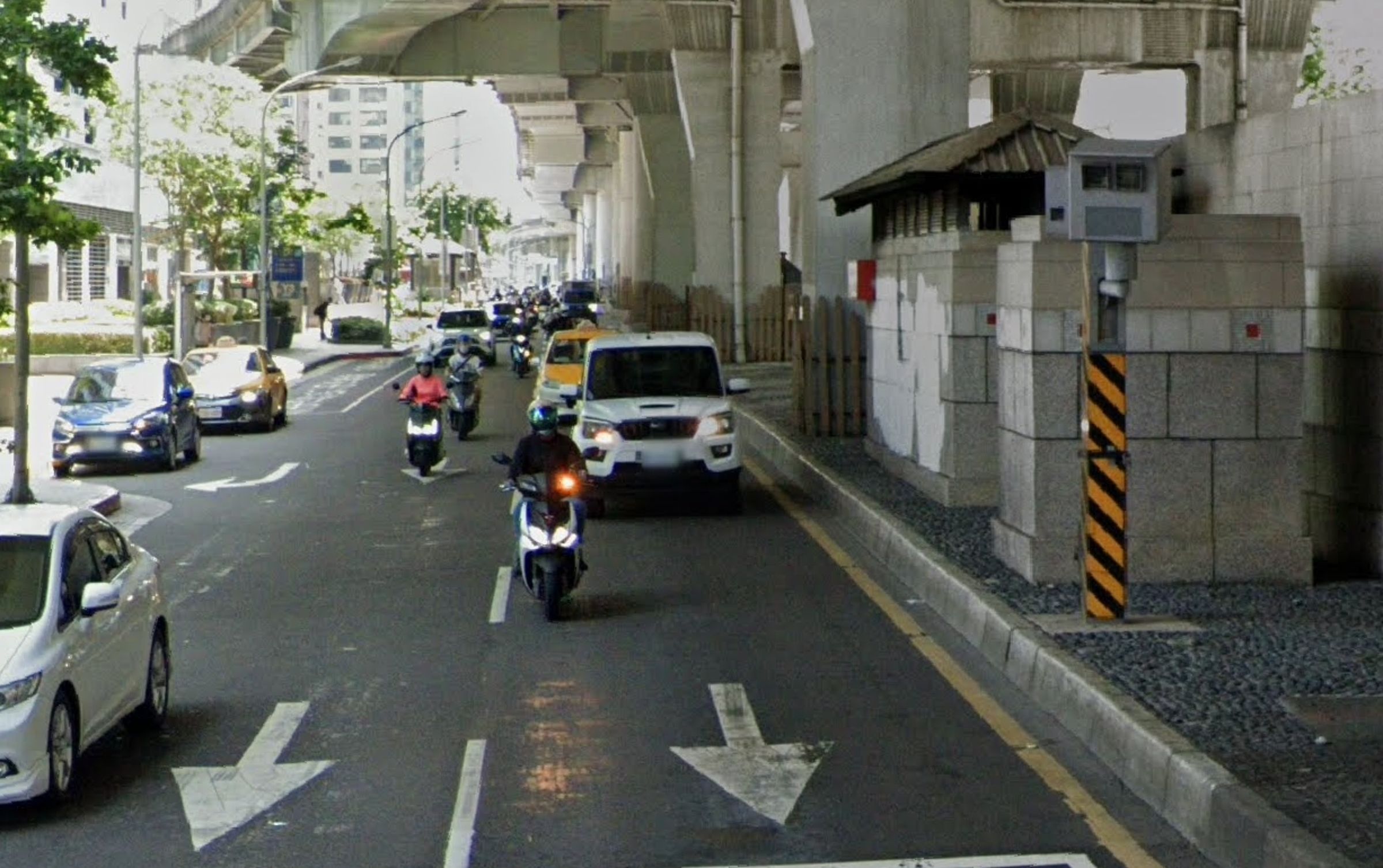 台灣每年開出「交通罰單」金額約250億元,其中六都分到最多,「但道路卻沒有變得更安全。」(示意圖,翻攝自Google Maps)