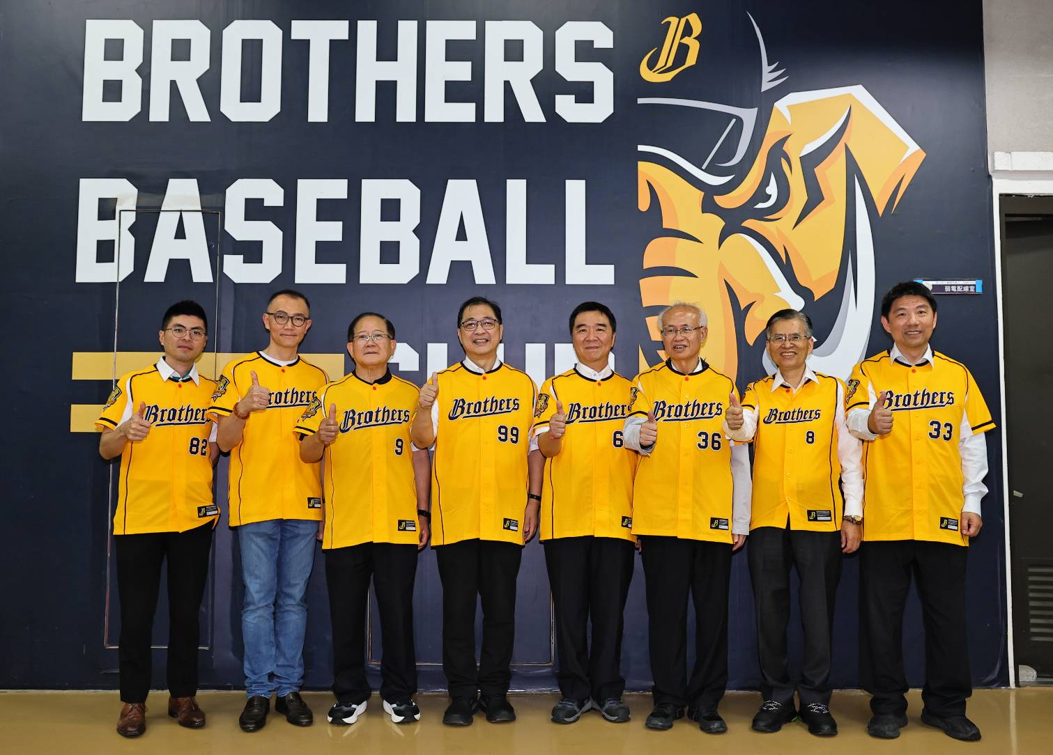 法務部長鄭銘謙等人宣示「打擊毒品‧三振詐欺‧完封賄選 」。（中檢提供）