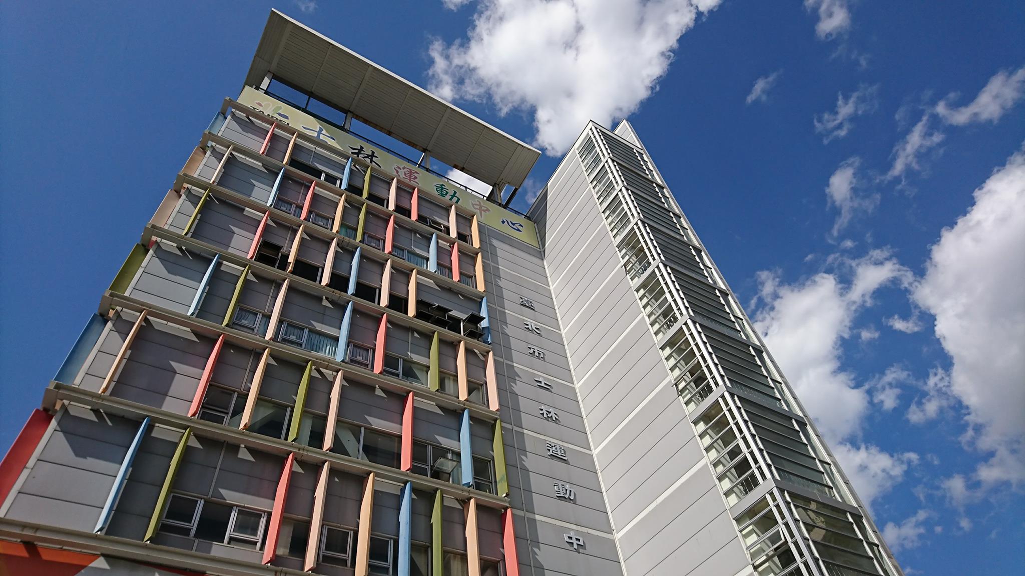 針對長期占用停車格的重機，北市士林運動中心限車主於明天下午3點前移車，否則違停車輛將被強制上鎖。（翻攝自士林運動中心臉書）