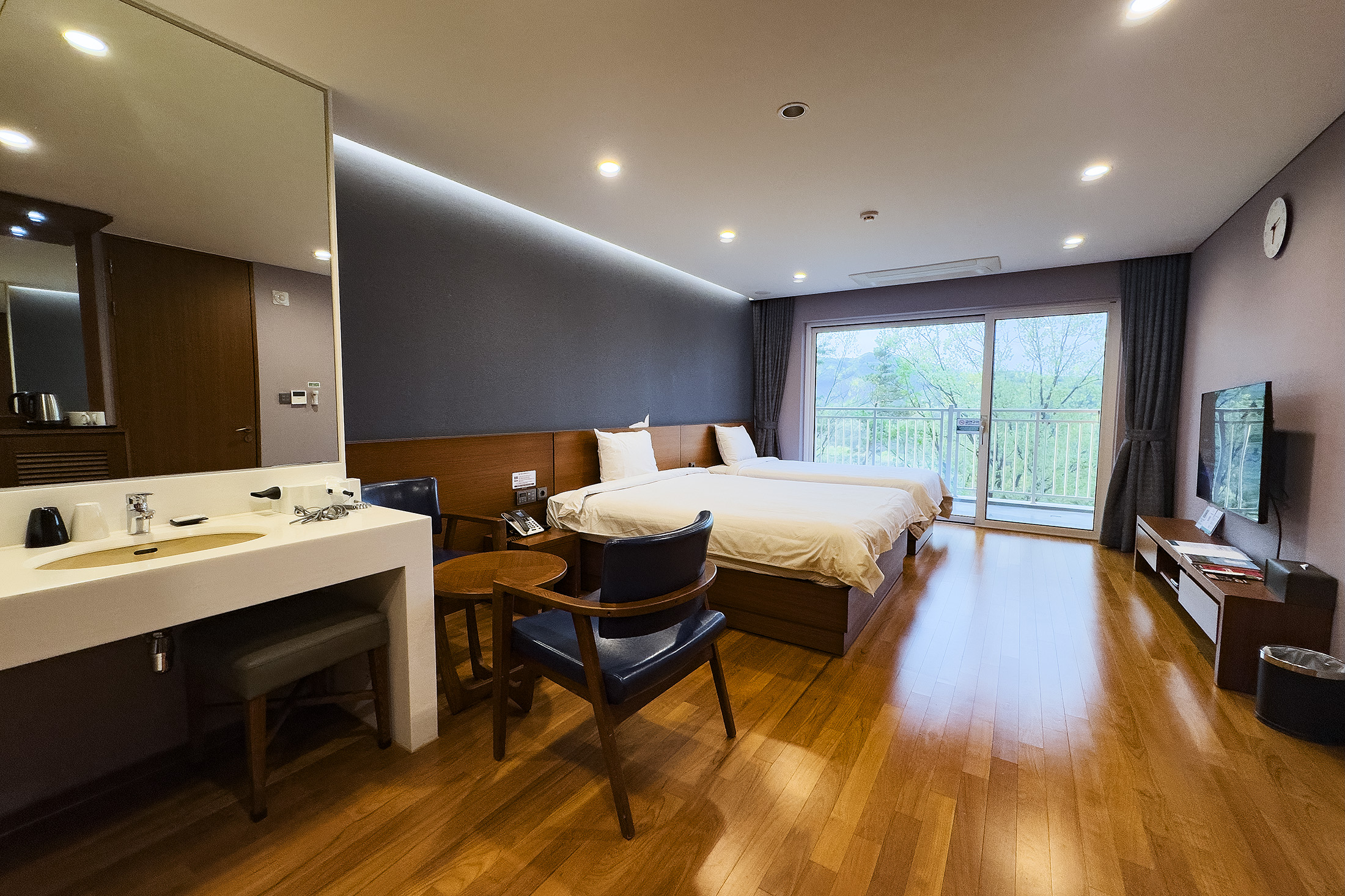 BELLE FORET RESORT主打涵蓋客廳與廚房空間的家庭套房，以及適合兩人居住的基本客房。
