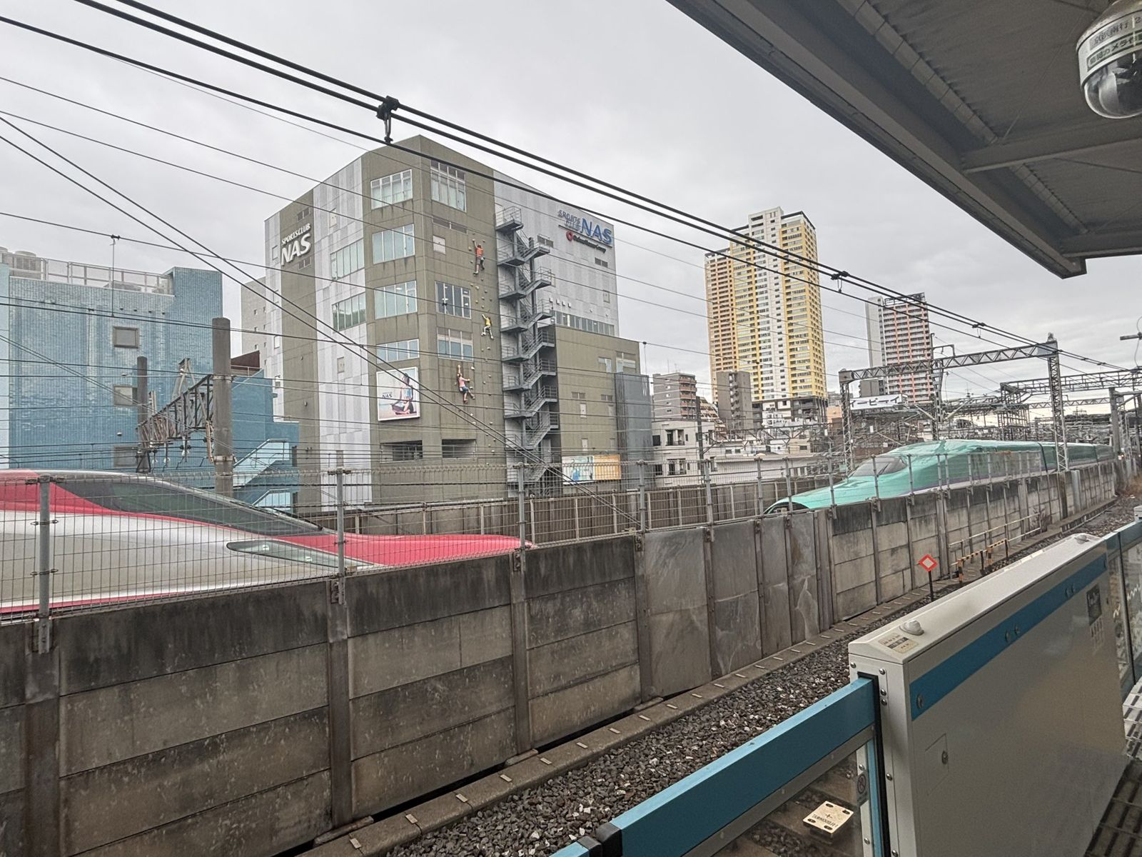 日本新幹線行駛間「列車分離」。(翻攝X)