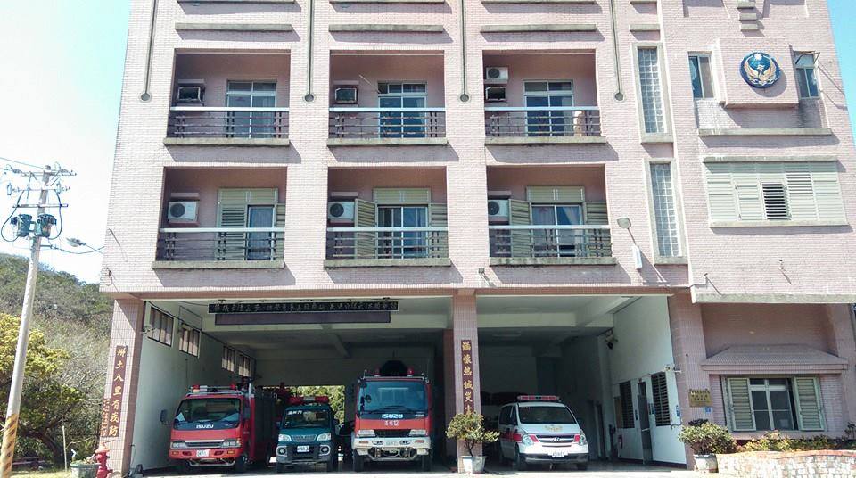 屏東滿州再傳「山道猴子」造成摔車事件，滿州分隊獲報後立即派救護車出動救援。（翻攝自臉書屏東縣消防局第四大隊-滿州分隊）