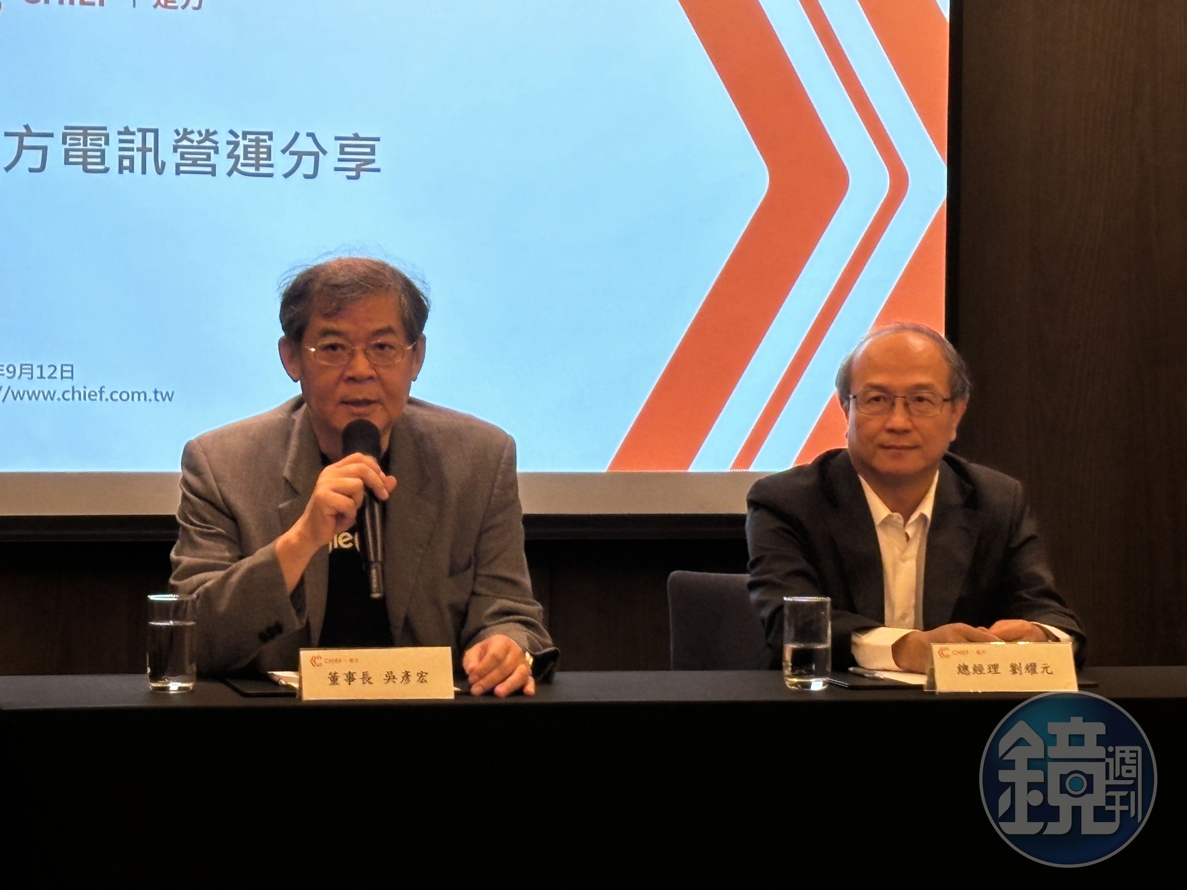 是方電訊董事長吳彥宏（左）表示，AI伺服器對於資料中心的要求愈來愈高。