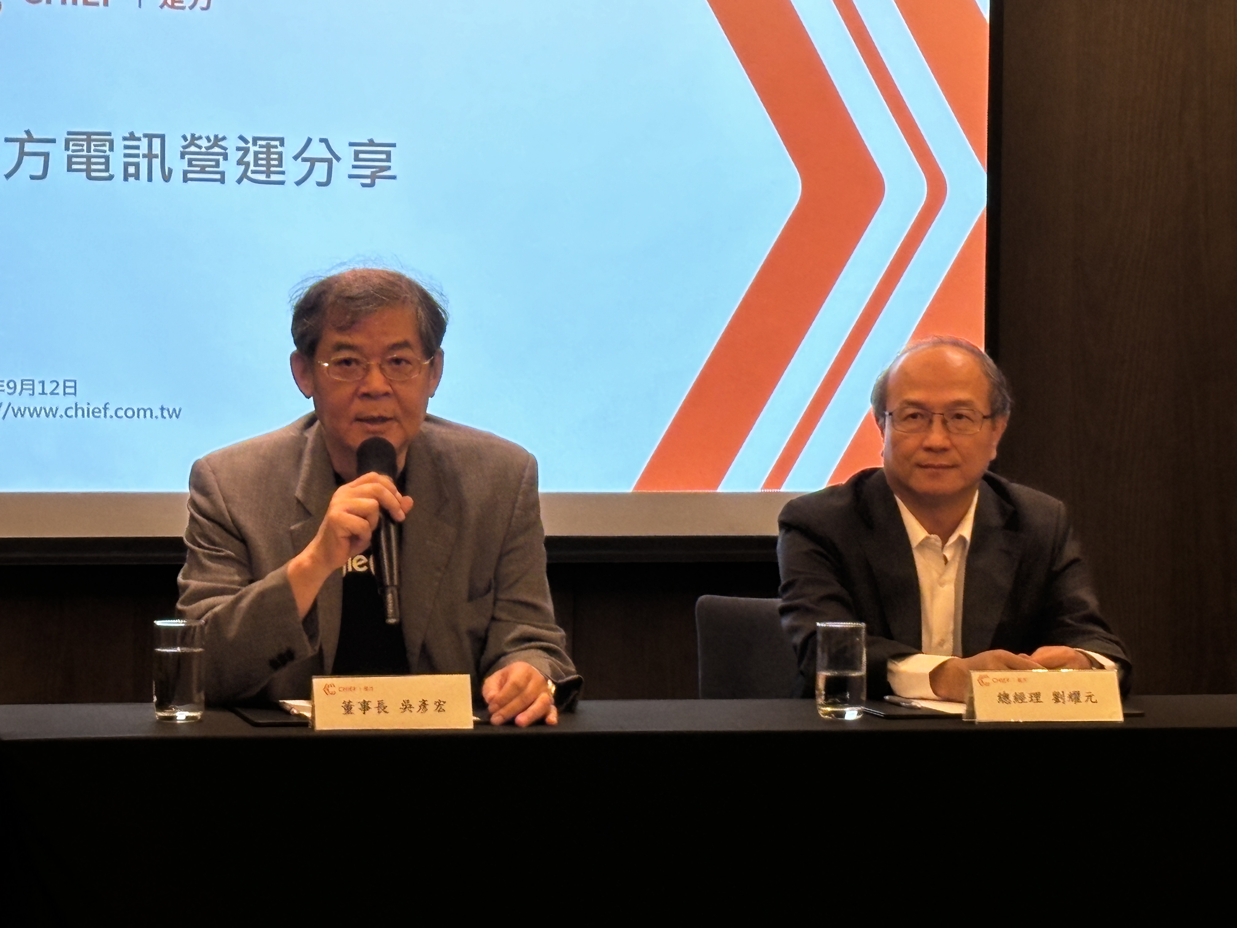 是方電訊董事長吳彥宏（左）表示，AI伺服器對於資料中心的要求愈來愈高。